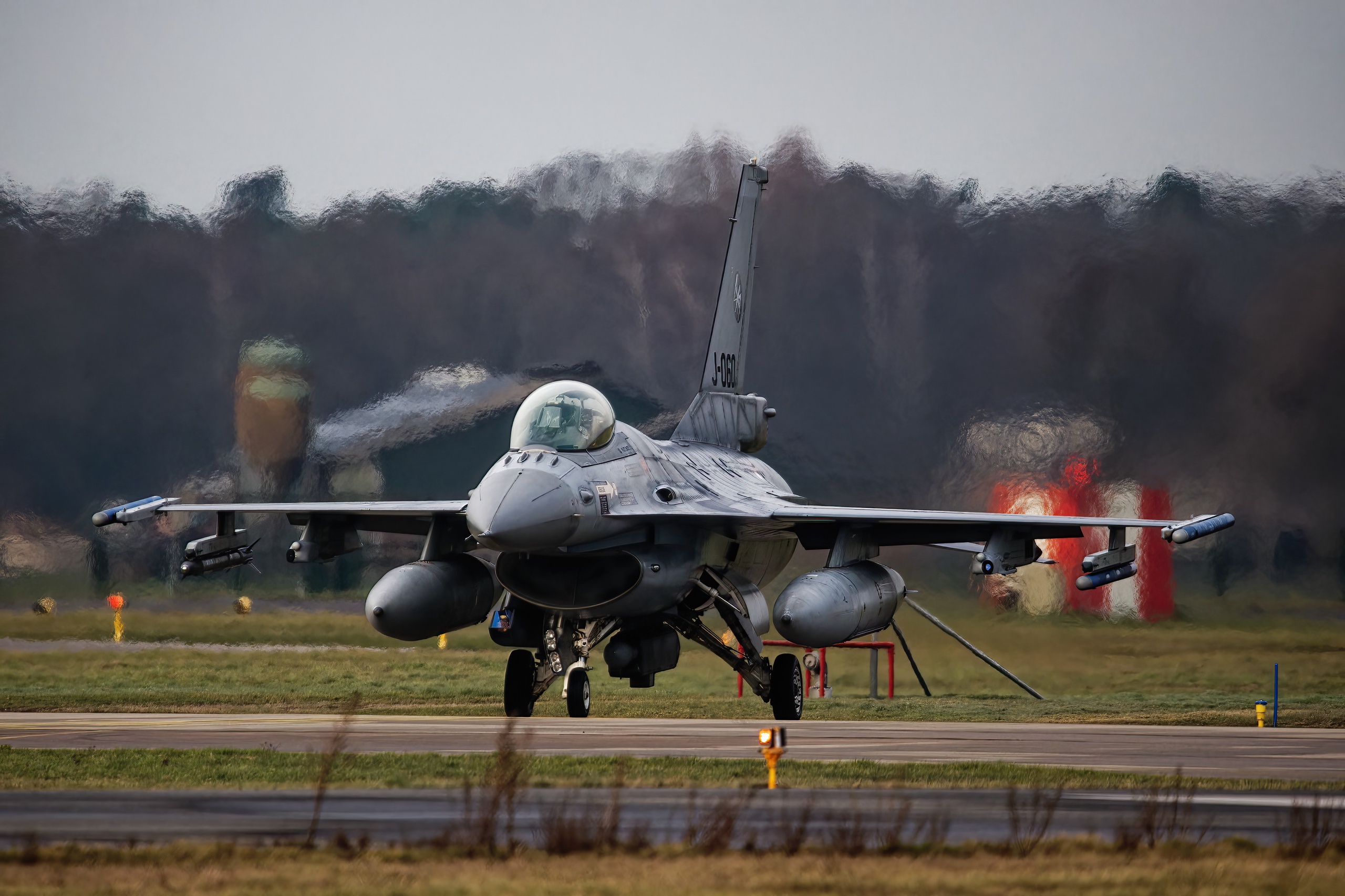 An F-16 at Volkel Air Base.  According to European Commission foreign affairs chief Josepp Borrell, the training of Ukrainian F16 pilots in Europe has begun.  Especially in Poland there is a lot of training.  According to European journalist Geert Jan Hahn, this means that the fighter jets will almost certainly be delivered.  
