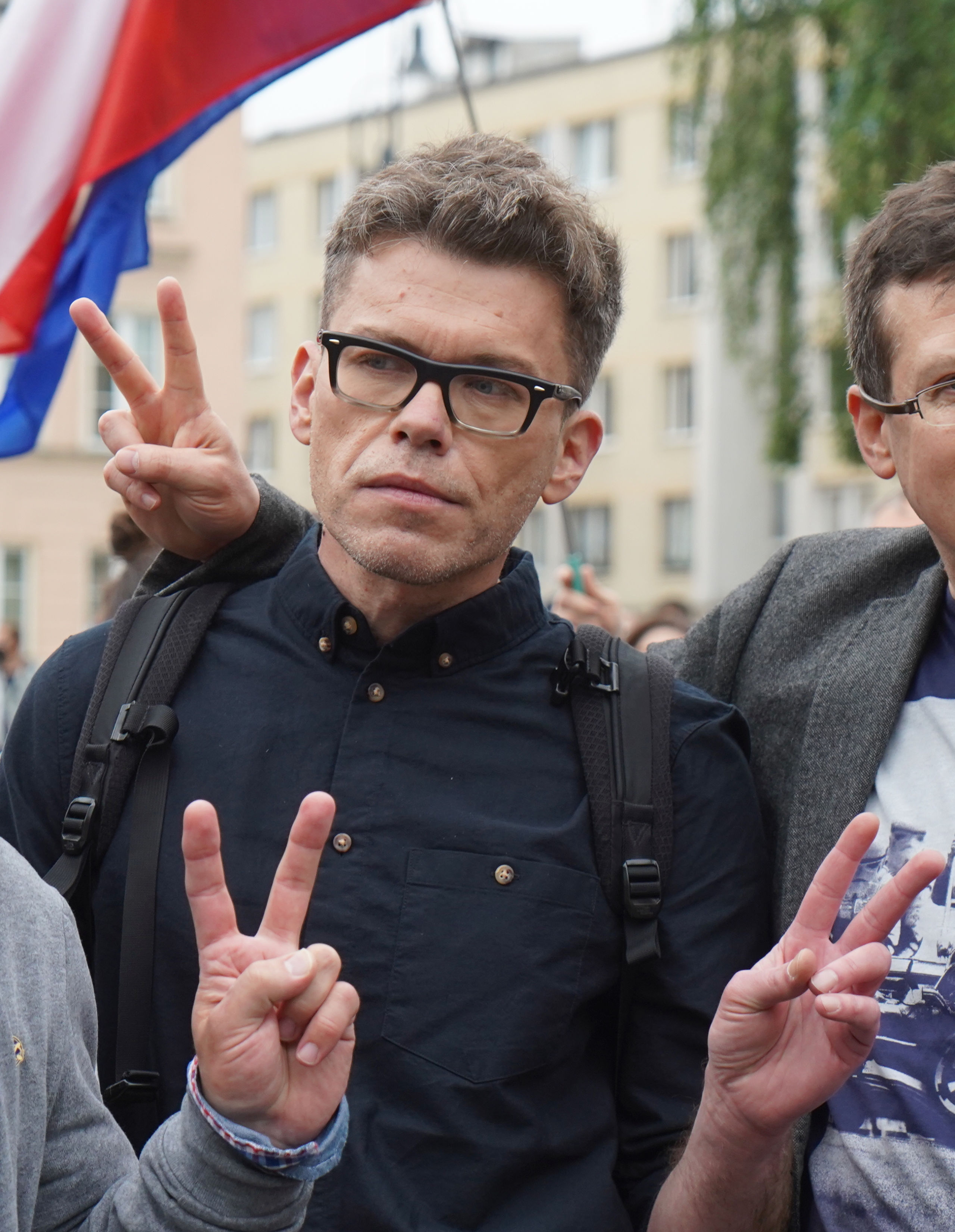 Rechter Igor Tuleya demonstreert voor de deur van Poolse Hogerrechtshof in Warschau.