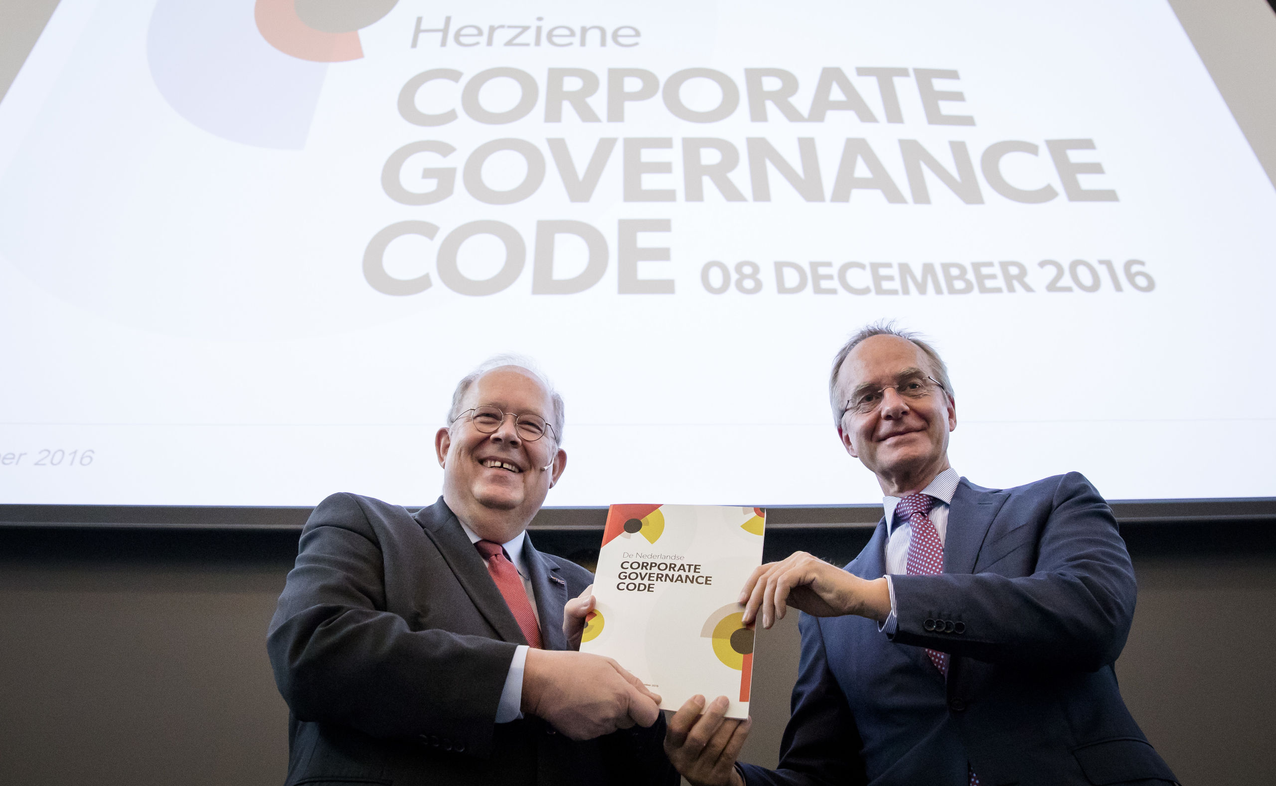2016-12-08 10:21:16 DEN HAAG - Minister Henk Kamp van Economische Zaken (R) krijgt de Herziene Corporate Governance Code Jaap van Manen (L), voorzitter van de Monitoring Commissie Corporate Governance Code. ANP BART MAAT