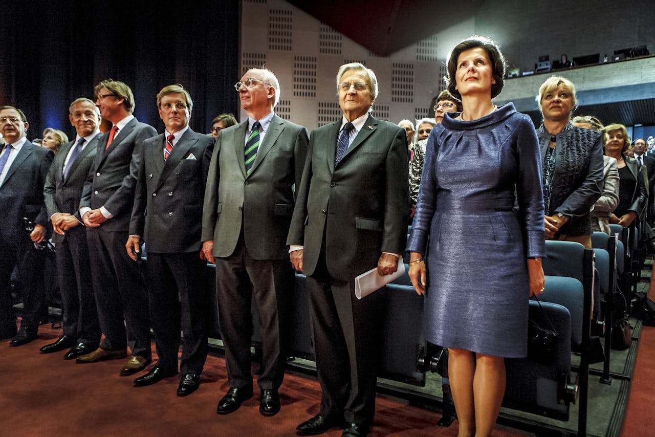 Rechts: Pauline van der Meer Mohr, ten tijde van de foto de voorzitter van de Raad van Bestuur van de EUR.