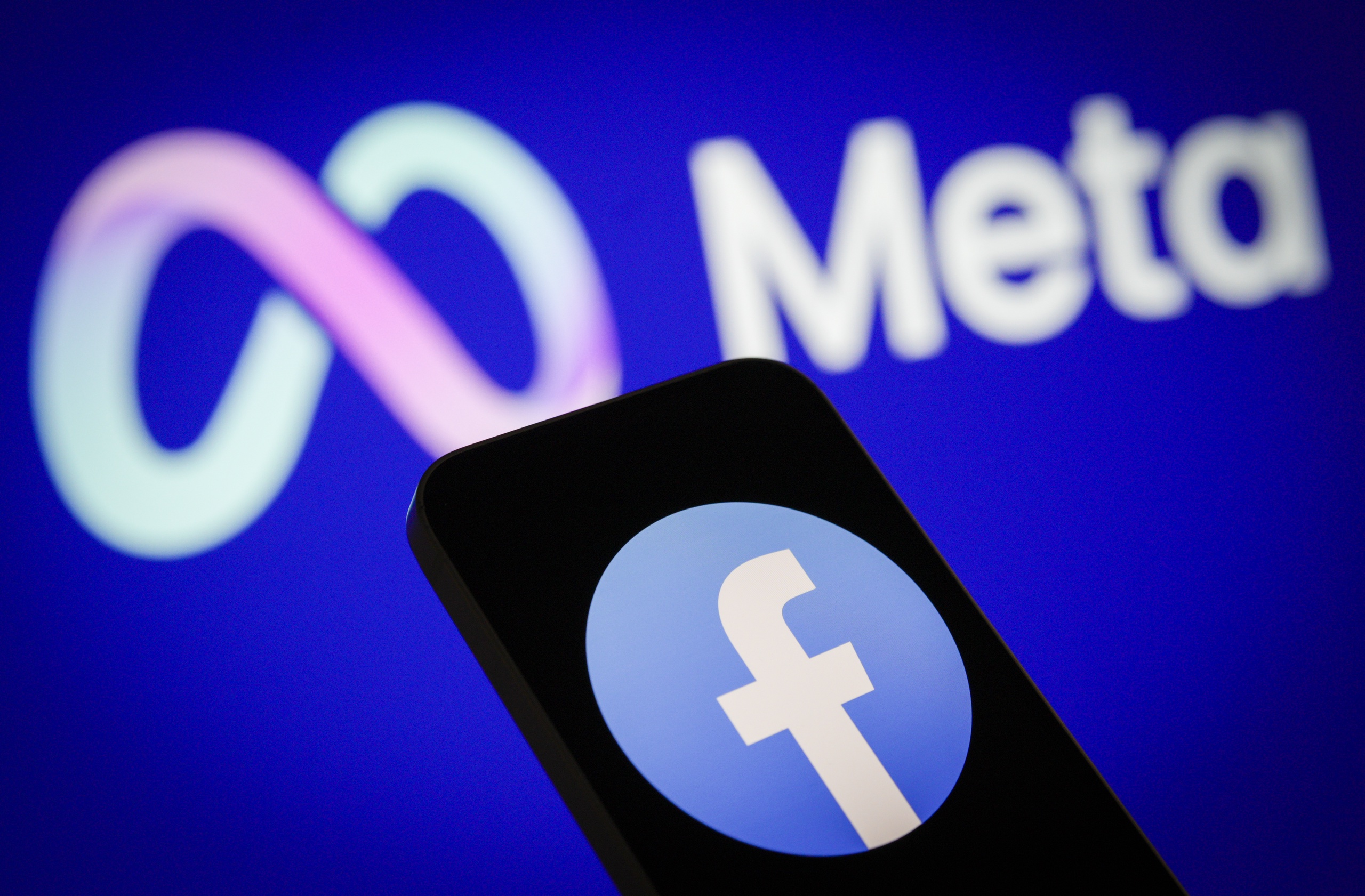 Datatilsynet har nedlagt et midlertidig forbud mot at metaplattformer legger ut personlig tilpassede annonser på Facebook og Instagram.  Med disse målrettede annonsene plasseres annonser basert på brukernes internettadferd, som er ulovlig og en krenkelse av personvernet, ifølge regulator Datatilsynet.