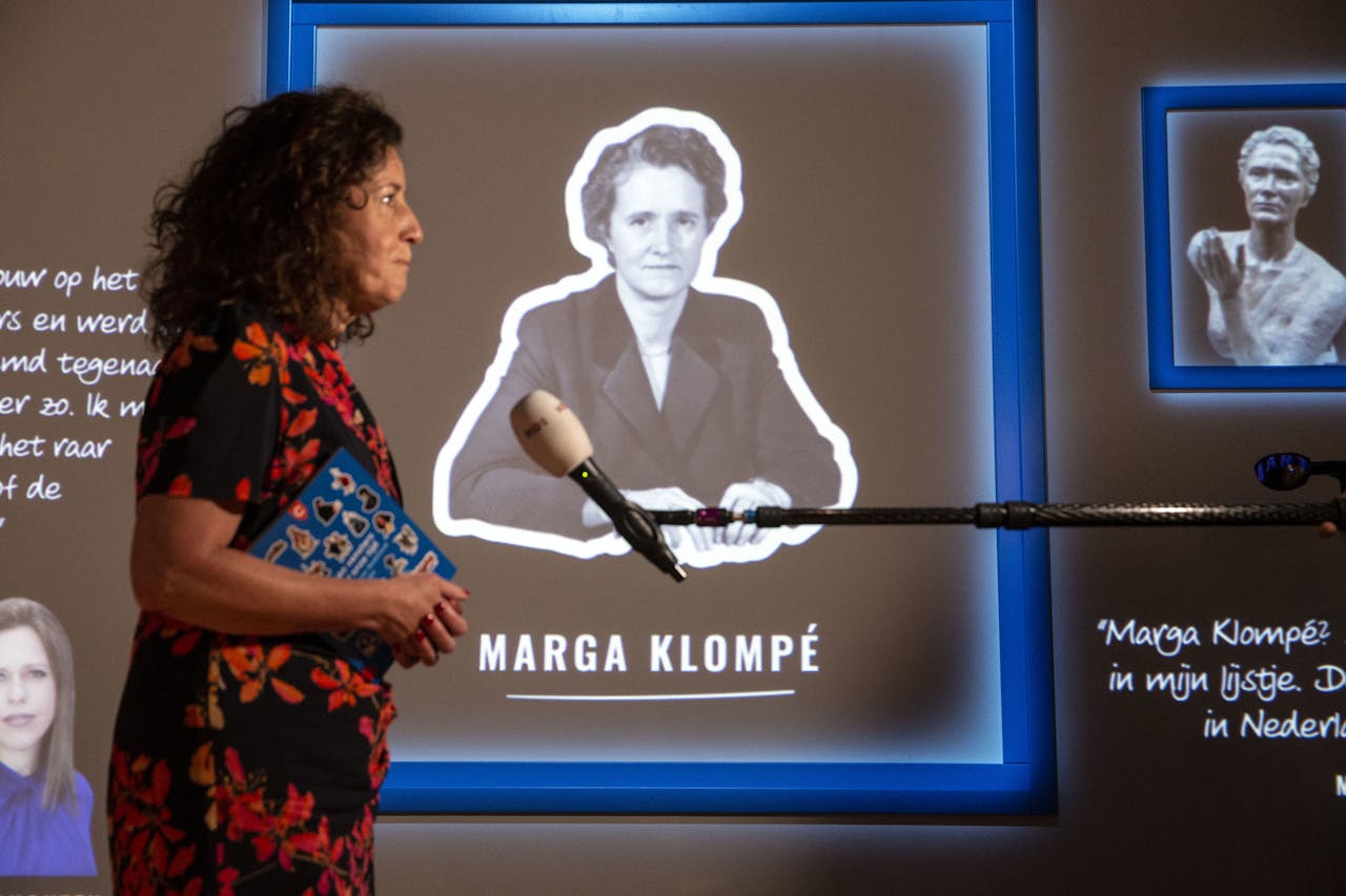 Minister Ingrid van Engelshoven (Onderwijs, Cultuur en Wetenschap) neemt in het Nederlands Openluchtmuseum de nieuwe Canon van Nederland in ontvangst.