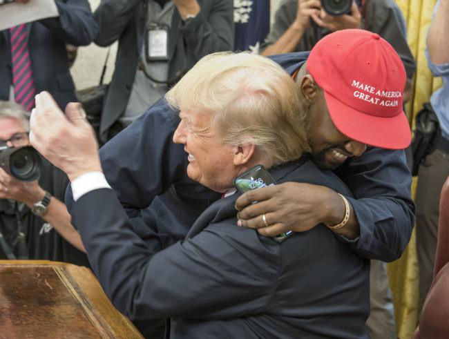 Kanye West en Donald Trump tijdens een eerdere ontmoeting in het Witte Huis, toen Trump nog president was.