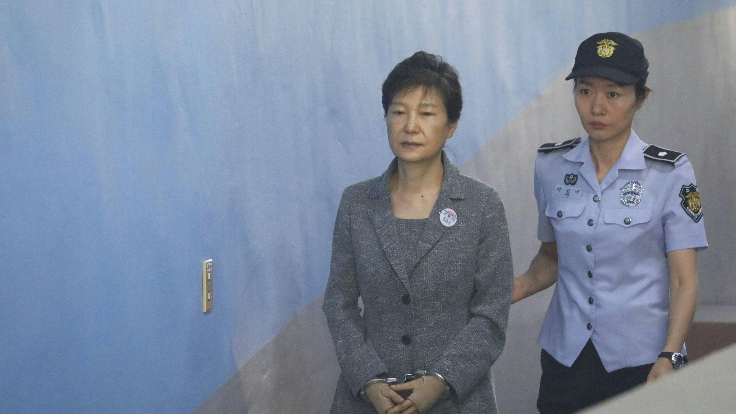 Voormalig president Park Geun-hye (L) buiten bij de rechtbank in Seoul op 25 Augustus 2017. 
