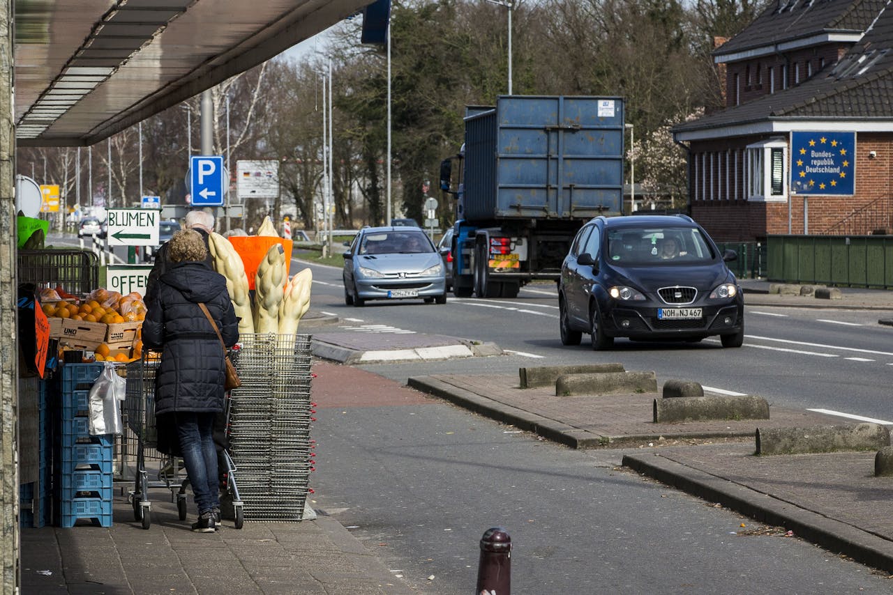 Winkelend publiek bij winkels op de Nederlands-Duitse grens
