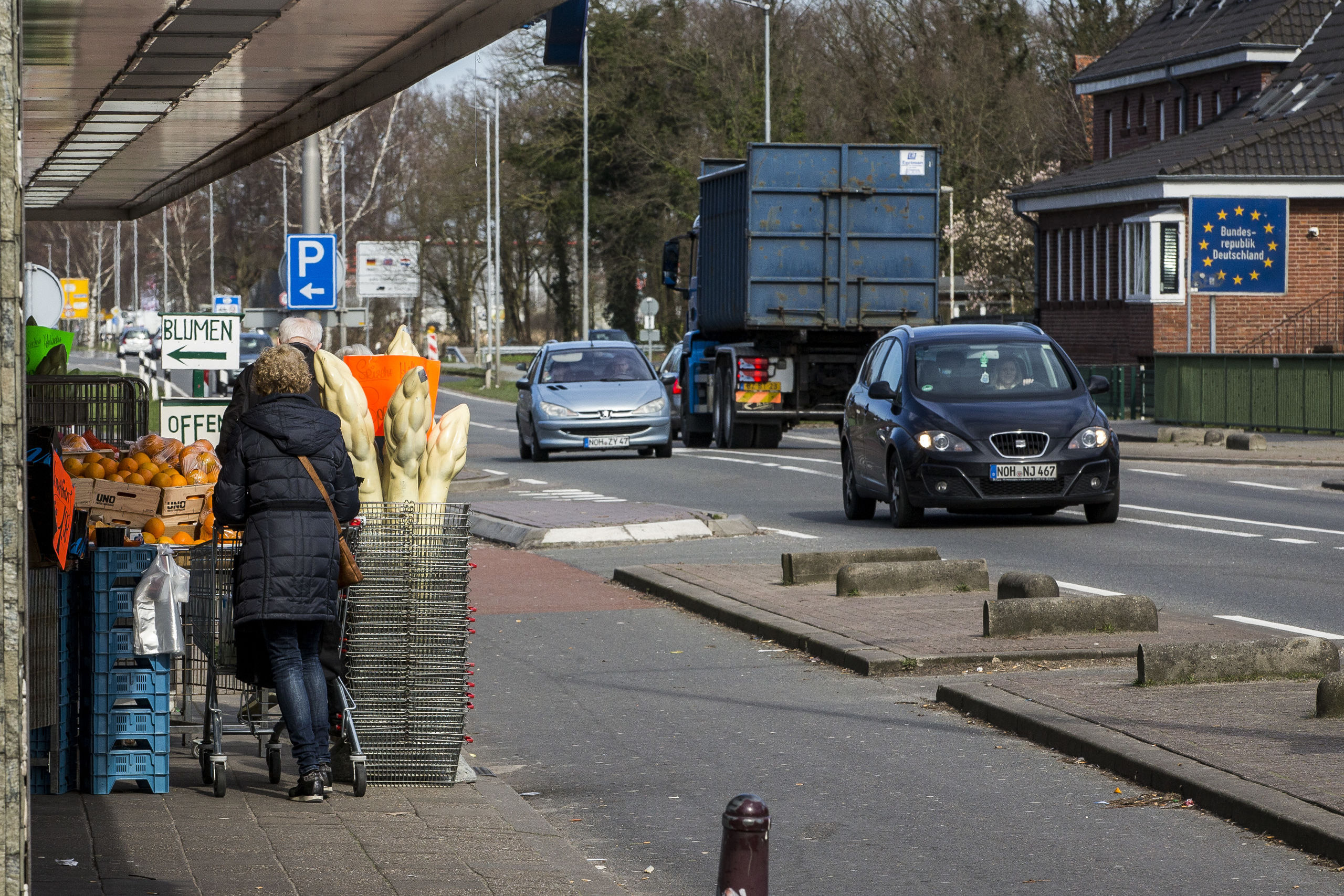 Winkelend publiek bij winkels op de Nederlands-Duitse grens