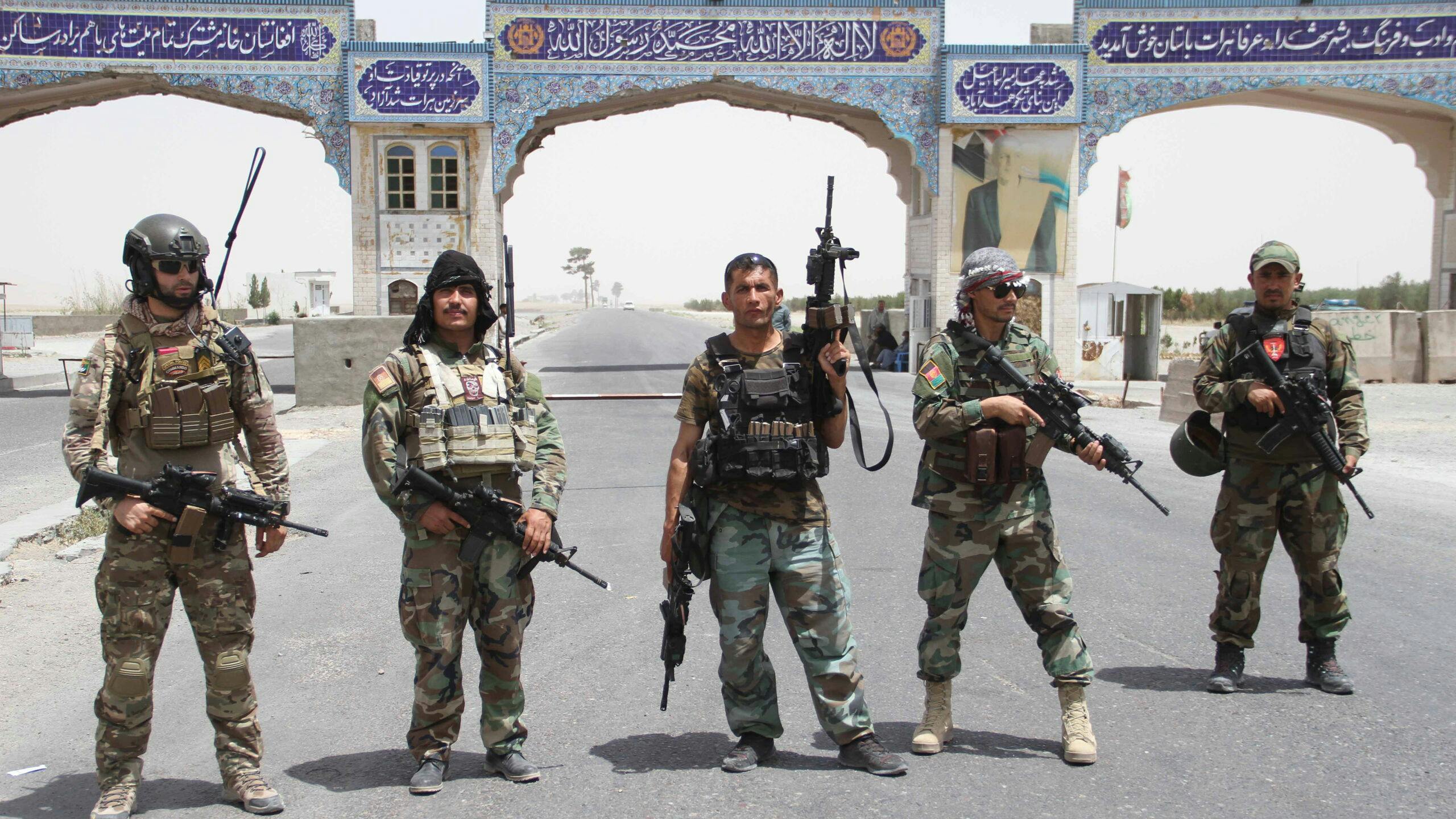 Militairen van het Afghaanse leger bewaken een checkpoint. 
