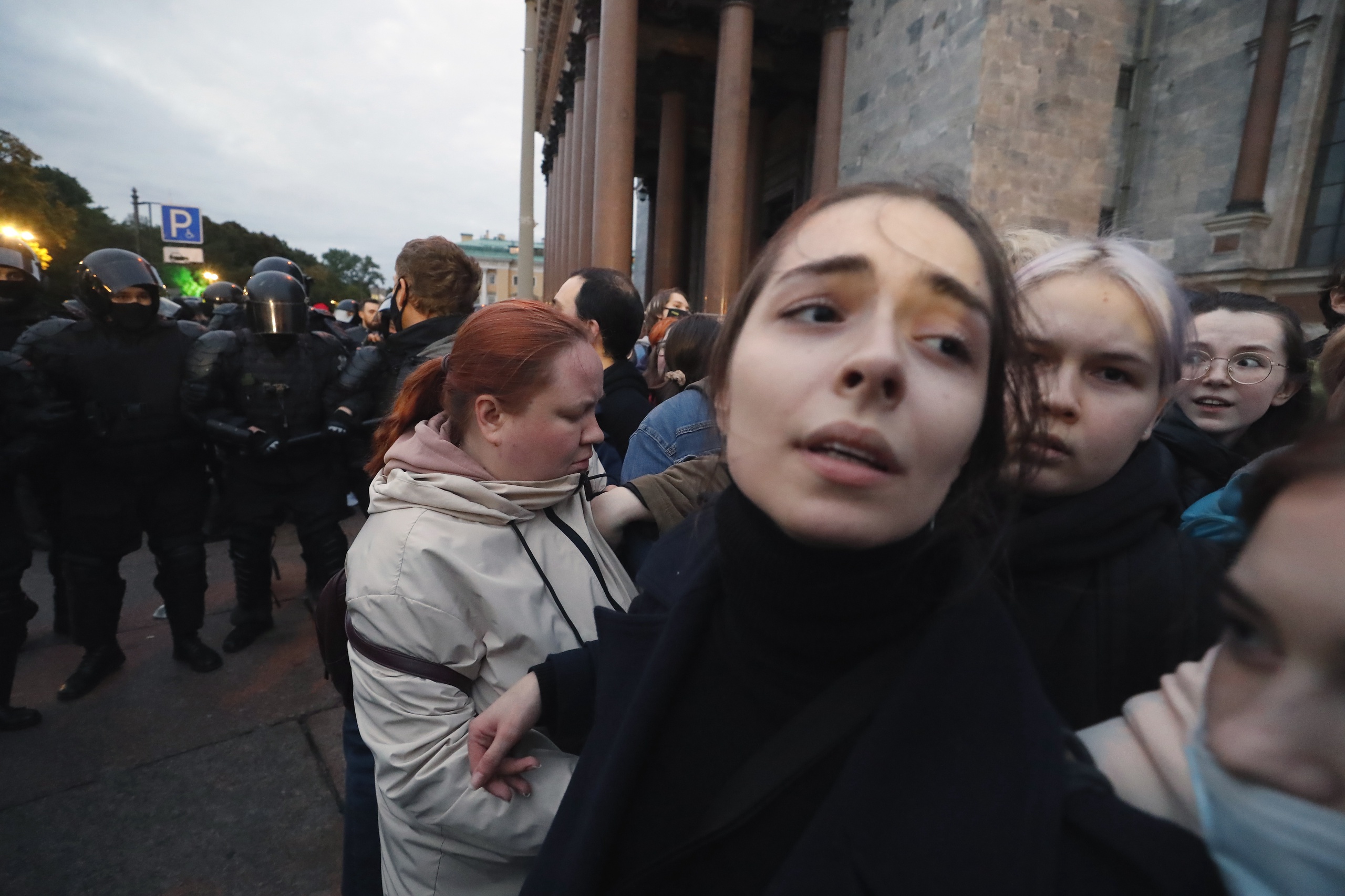 Russische oproerpolitie in St. Petersburg smoort een demonstratie tegen de door Poetin afgekondigde gedeeltelijke mobilisatie