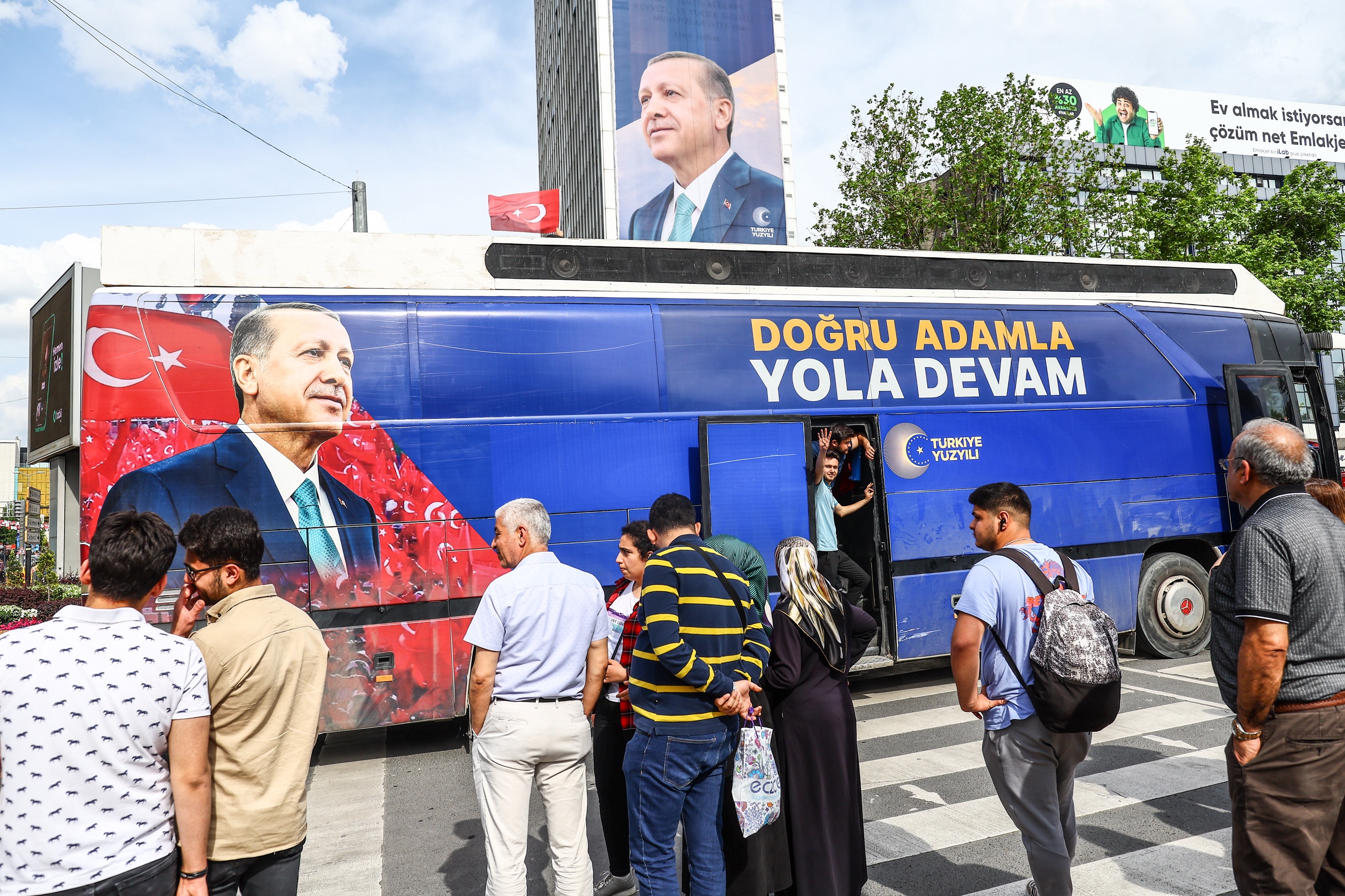 In Turkije worden de laatste campagneactiviteiten voor de tweede ronde van de presidentsverkiezingen afgerond. Oppositieleider Kemal Kilicdaroglu hield zaterdagmiddag nog een rally in Ankara. President Recep Tayyip Erdogan, die op voorsprong staat in de peilingen, bracht in Istanbul hulde aan zijn in 1961 geëxecuteerde islamitische voorganger Adnan Menderes, in een laatste poging zijn achterban te mobiliseren.