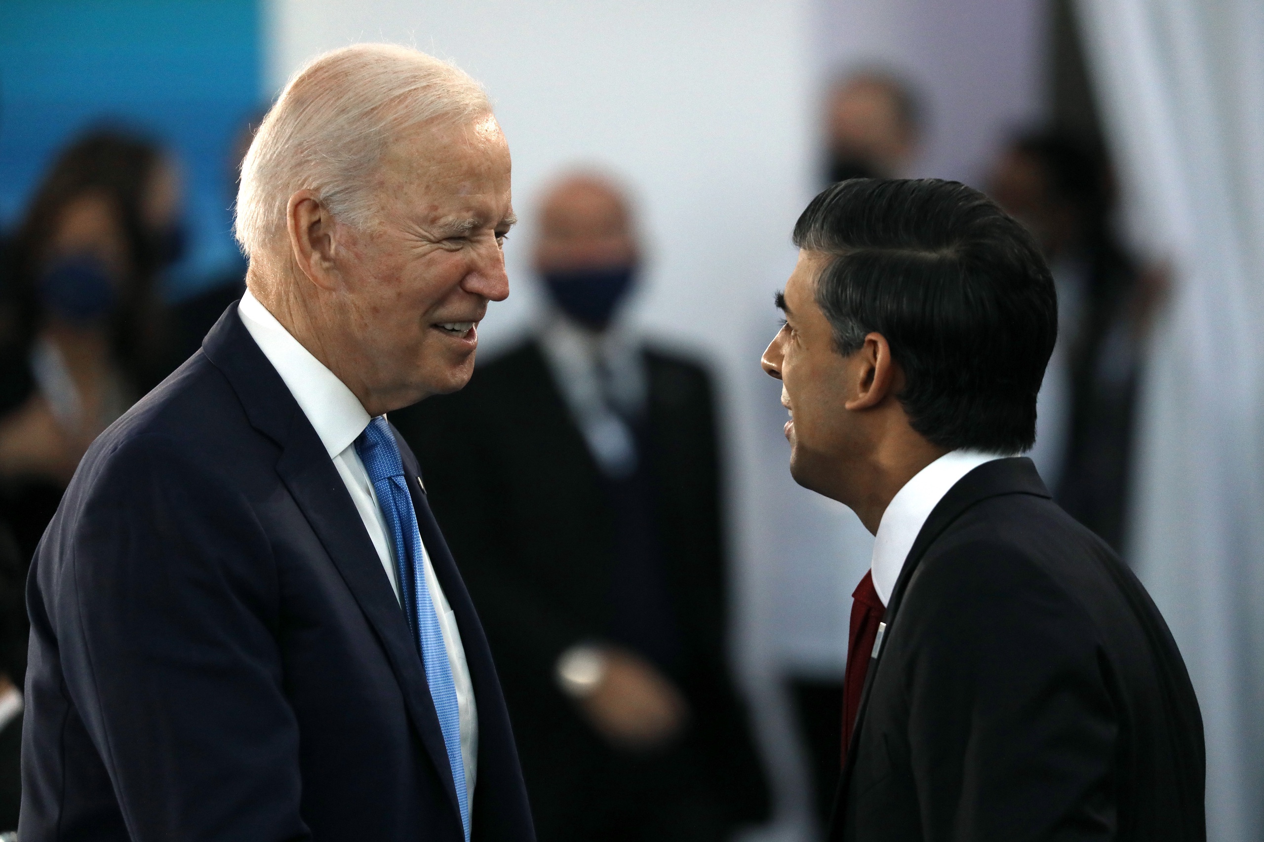 De nieuwe Britse premier Rishi Sunak en de Amerikaanse president Joe Biden zullen elkaar persoonlijk ontmoeten op de komende G20-top, volgende maand in Indonesië. 