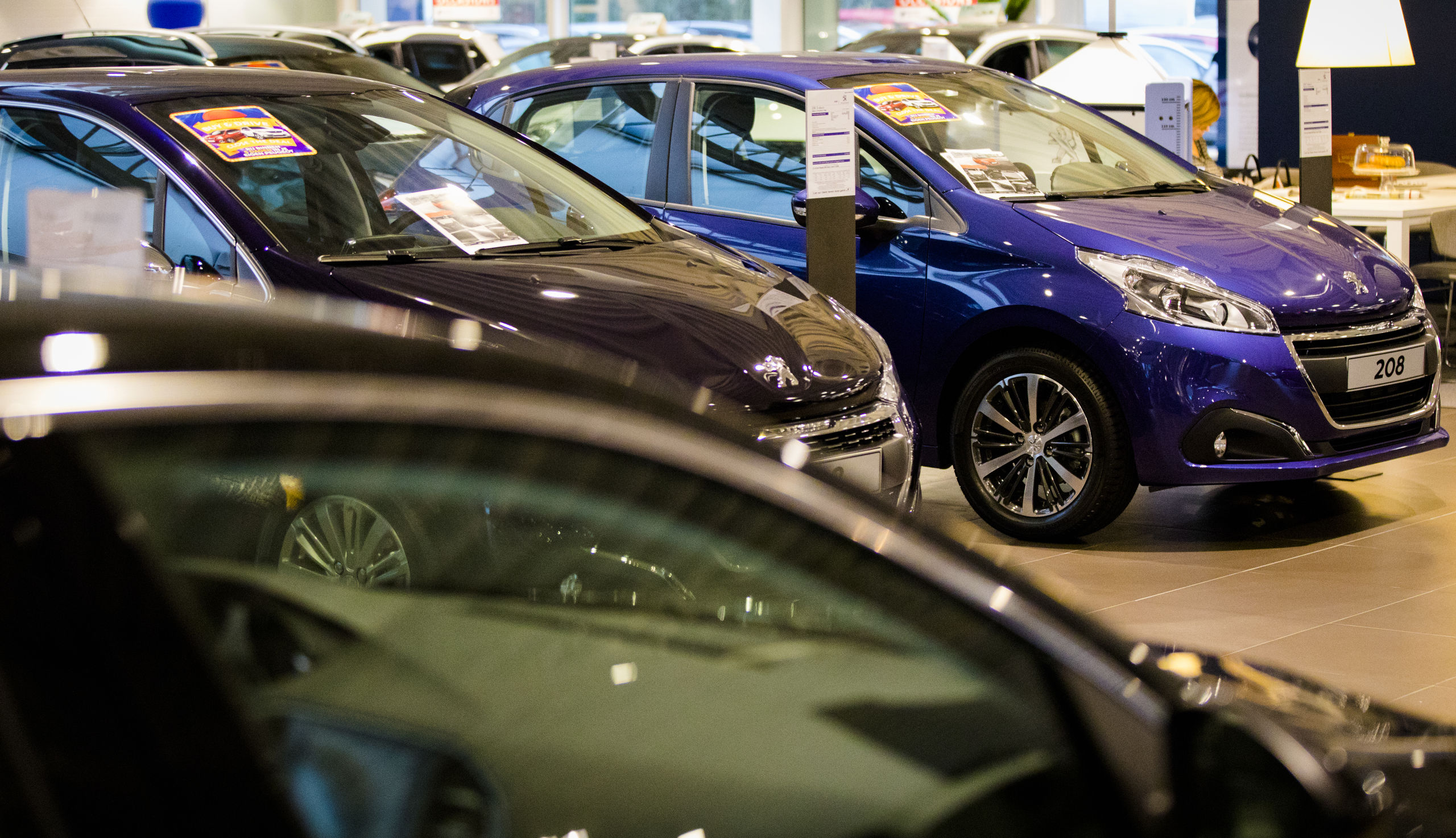 Showroom met gloednieuwe auto's