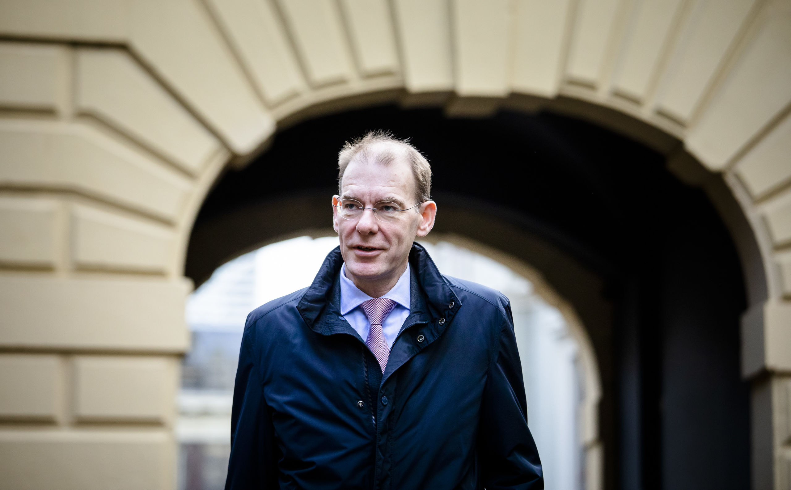 Staatssecretaris Menno Snel van Financiën (D66) bij aankomst op het Binnenhof voor de wekelijkse ministerraad. 