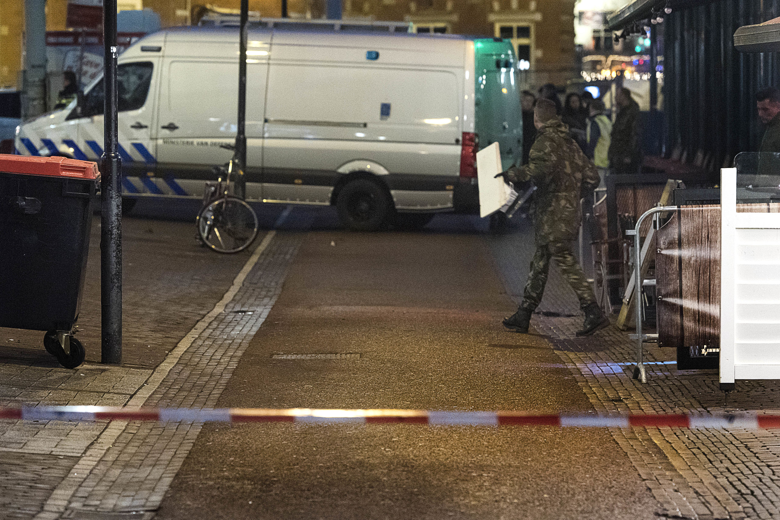 Medewerkers van de Explosieven Opruimingsdienst Defensie onderzoeken een explosief in Amsterdam.