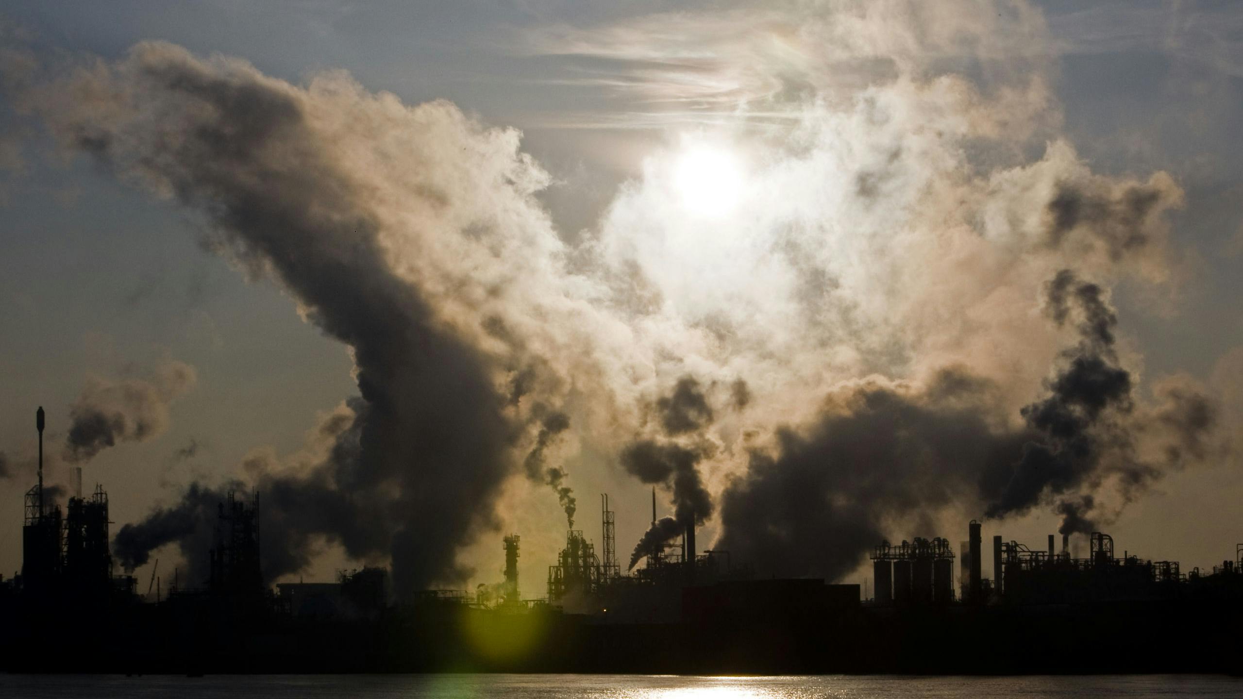 Industrie in de Tweede Merwedehaven in Dordrecht.