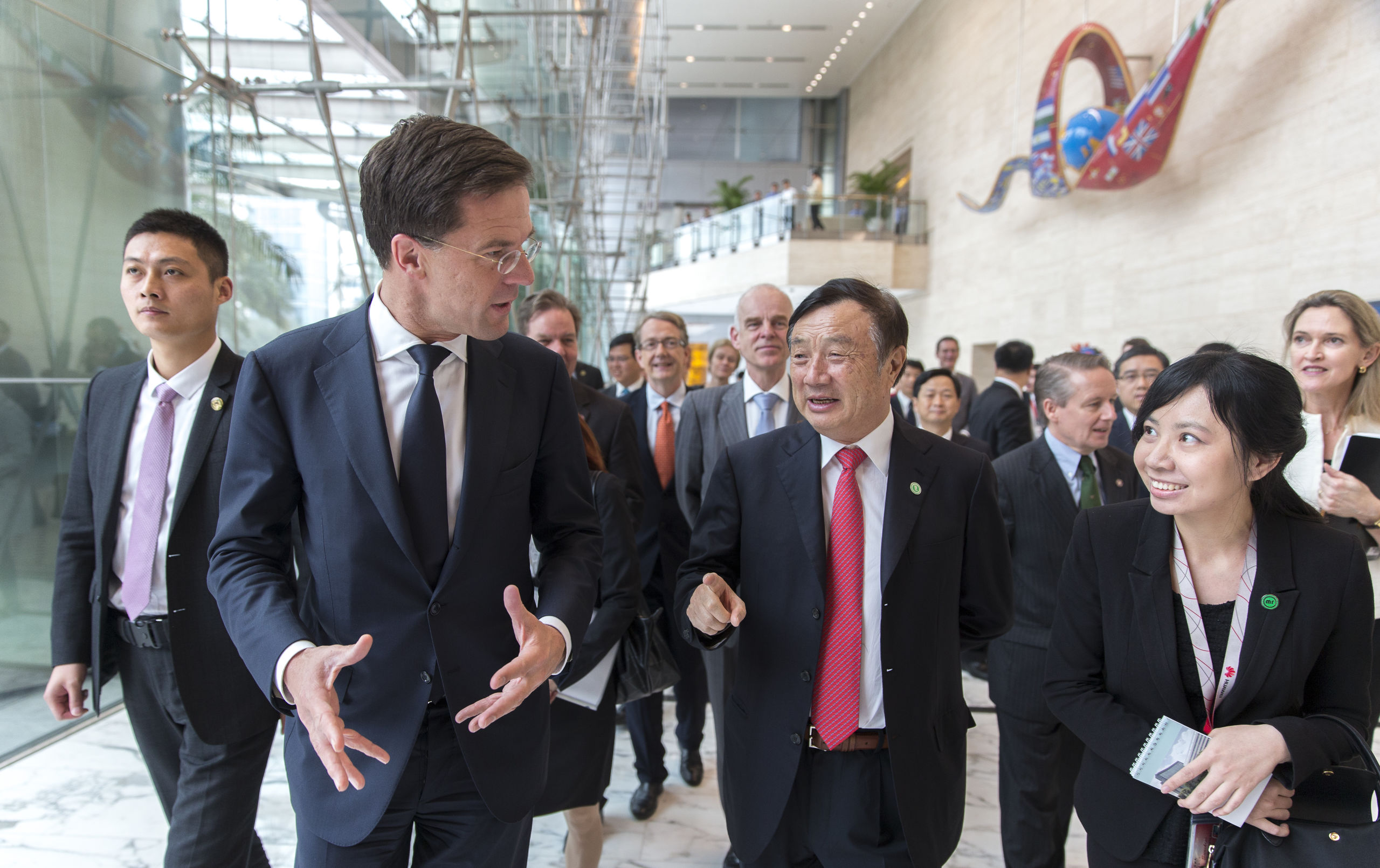 Premier Mark Rutte samen met de oprichter van Huawei, Ren Zhengfei