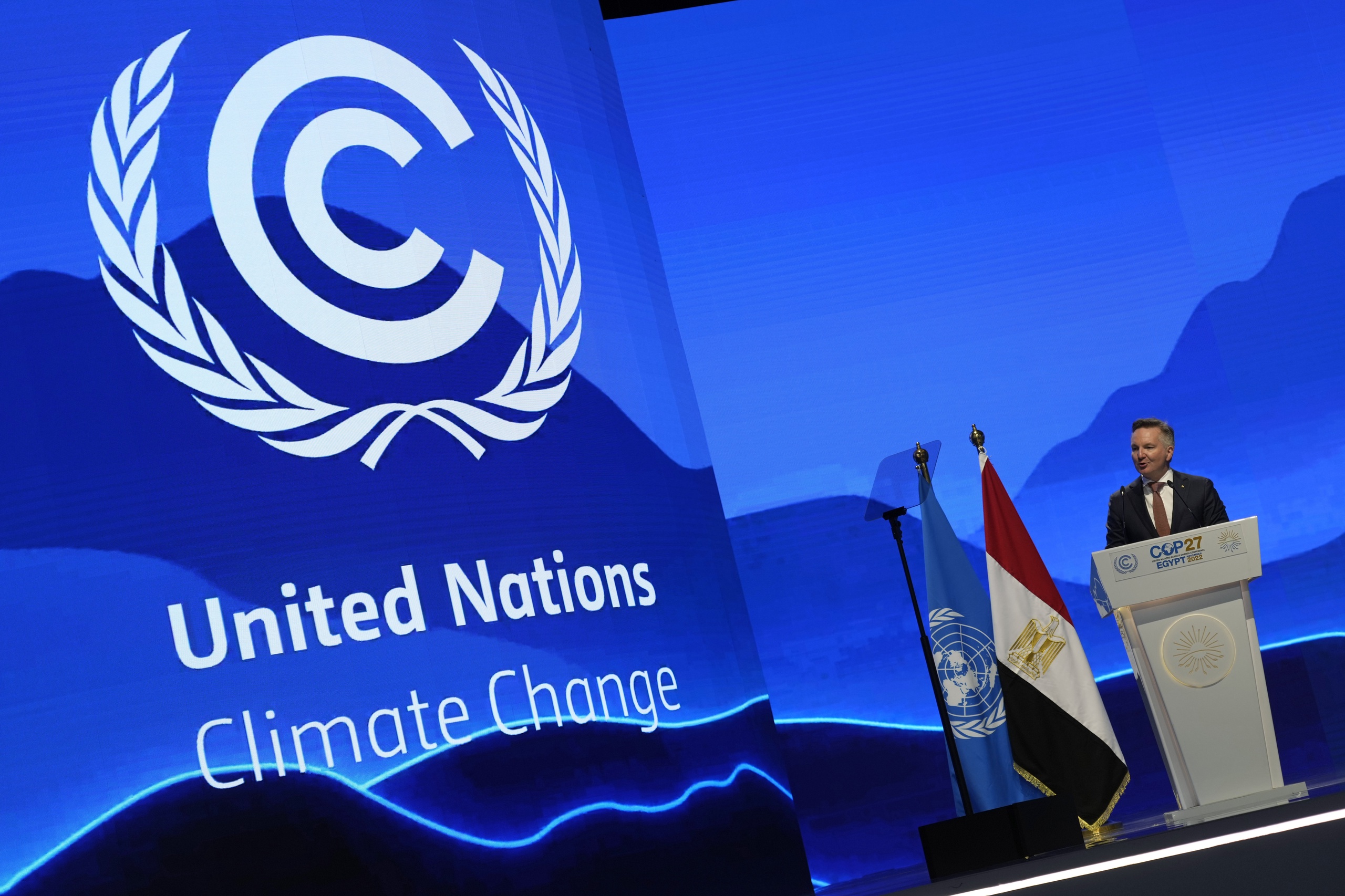 Minister van klimaatverandering en energie Christopher Bowen spreekt op de COP27-klimaattop in Sharm el-Sheikh, Egypte.