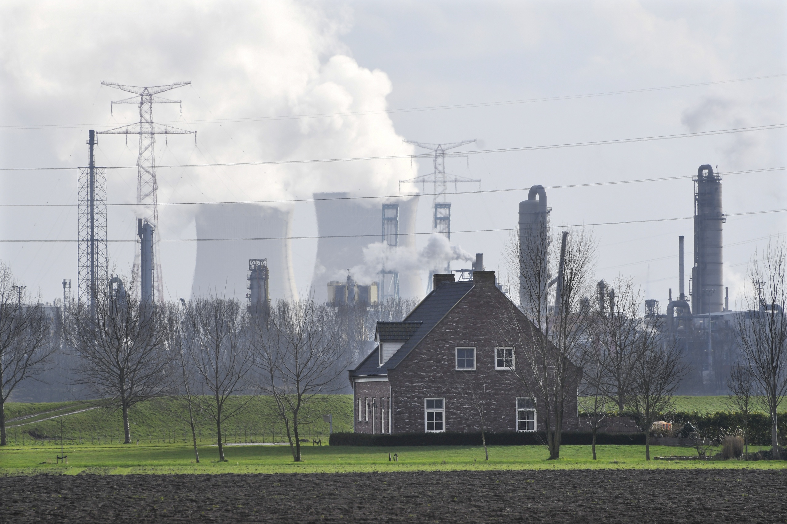 Het vestigingsklimaat voor de chemische industrie in Nederland is in gevaar. Het is niet zo dat bedrijven op omvallen staan, maar bedrijven lopen wel het risico investeringen te verliezen.