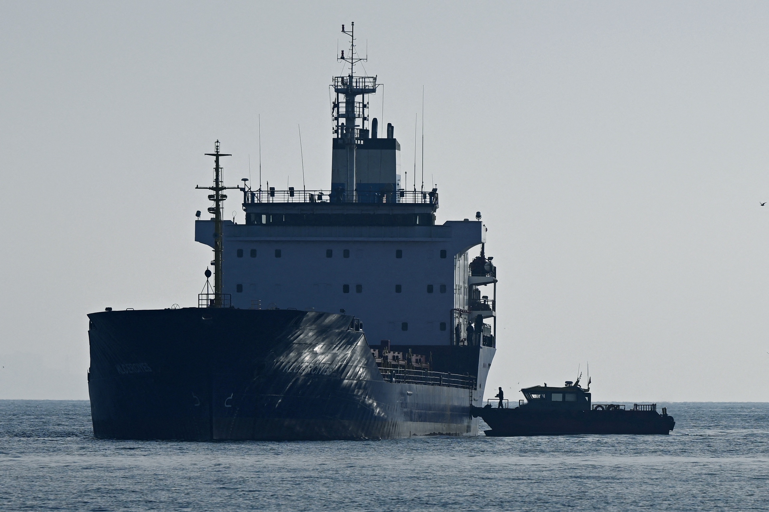 Een vrachtschip met graan in de Bosporus.