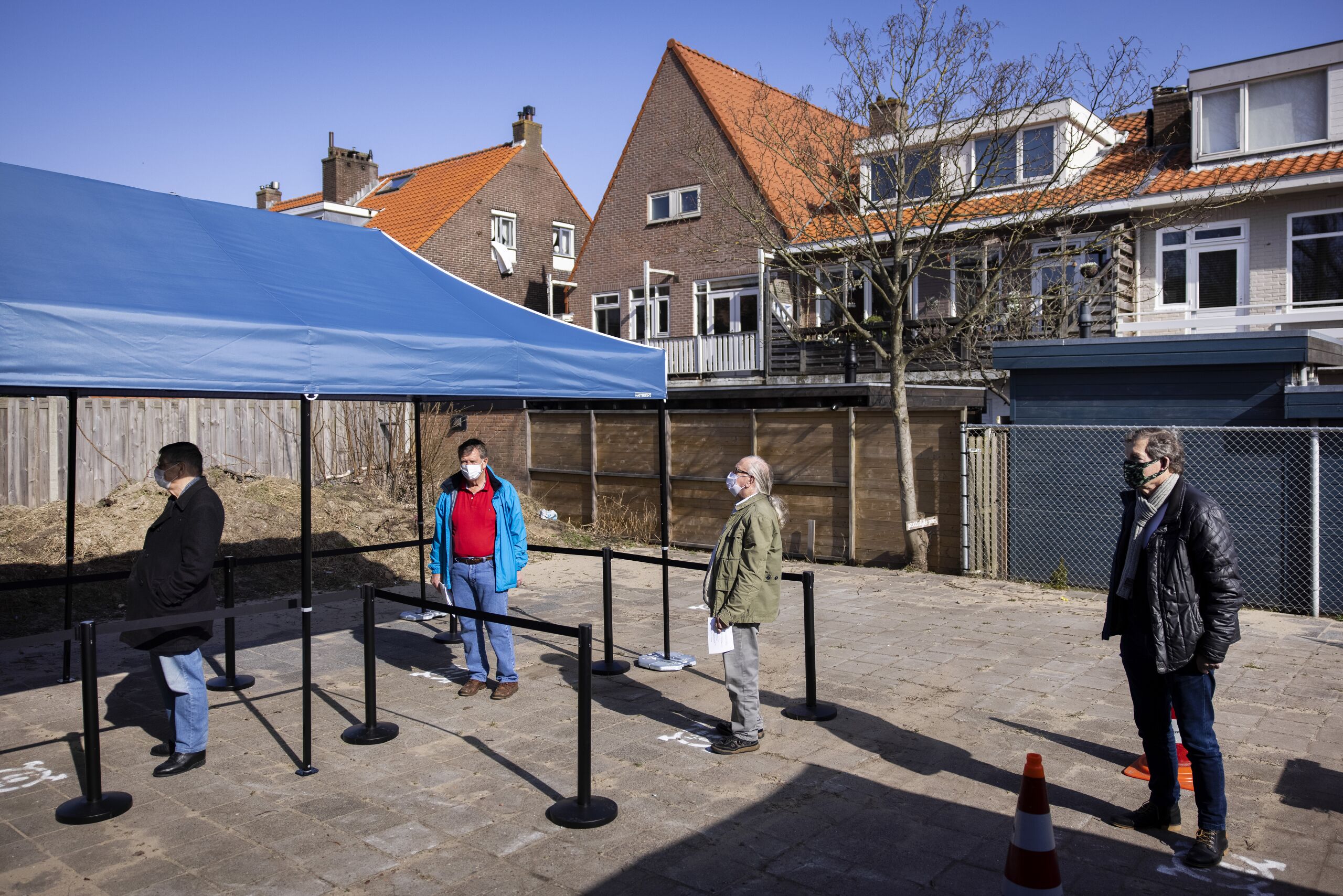 Mensen staan in de rij voor de eerste mobiele vaccinatie-unit in Zandvoort.