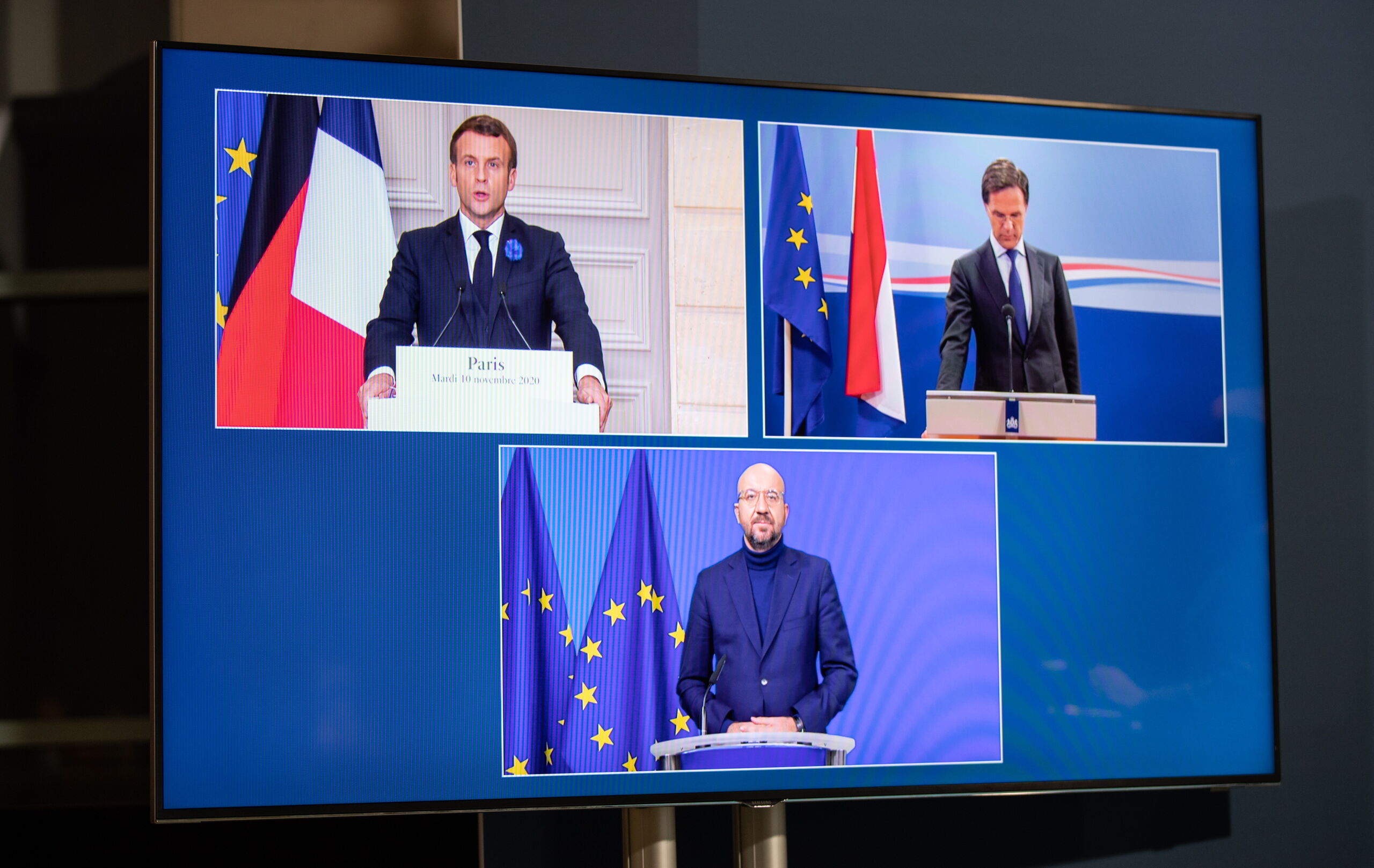 Rutte tijdens de virtuele top in beeld samen met Macron en Charles Michel, voorzitter van de Europese Raad. 