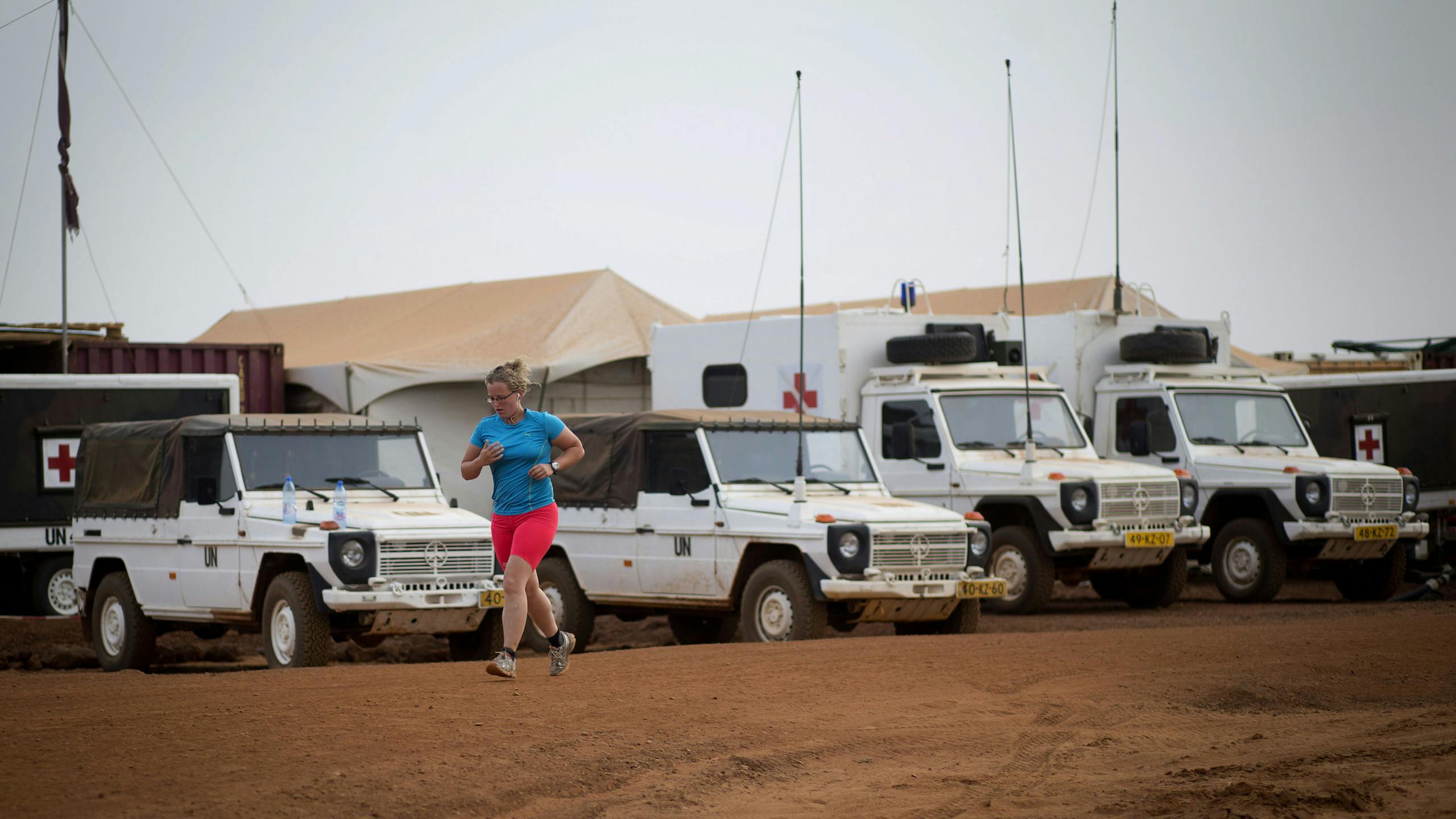 Een Nederlandse militair loopt hard nabij het Nederlandse kamp in Mali