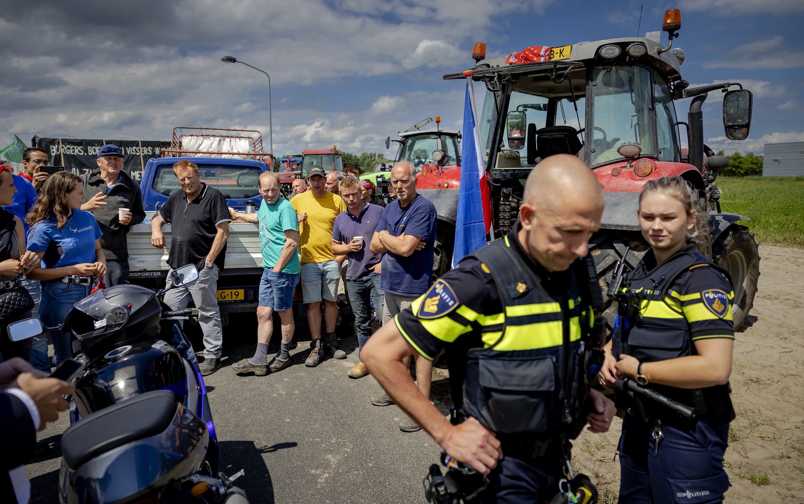 Boeren heffen een blokkade in Almere op na verzoek van de politie, bij een distributiecentrum van supermarktketen Lidl