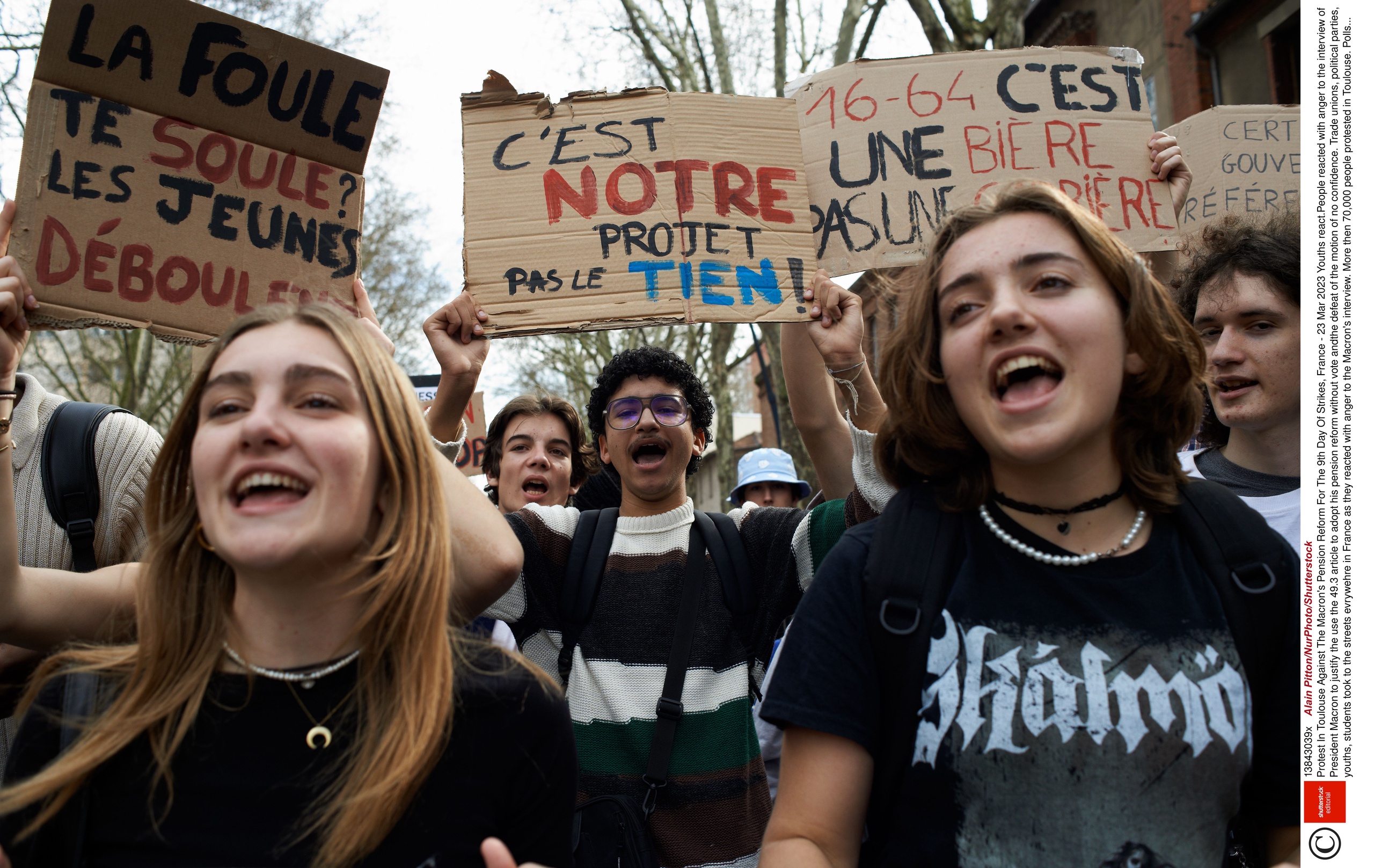 La nouvelle loi française portant l'âge officiel de la retraite à 64 ans a déclenché des manifestations, des grèves, des blocages et des violences dans toute la France pendant des semaines.  Les Françaises, en particulier, s'inquiètent des réformes.  C'est ce qu'a rapporté samedi le journal britannique The Guardian.