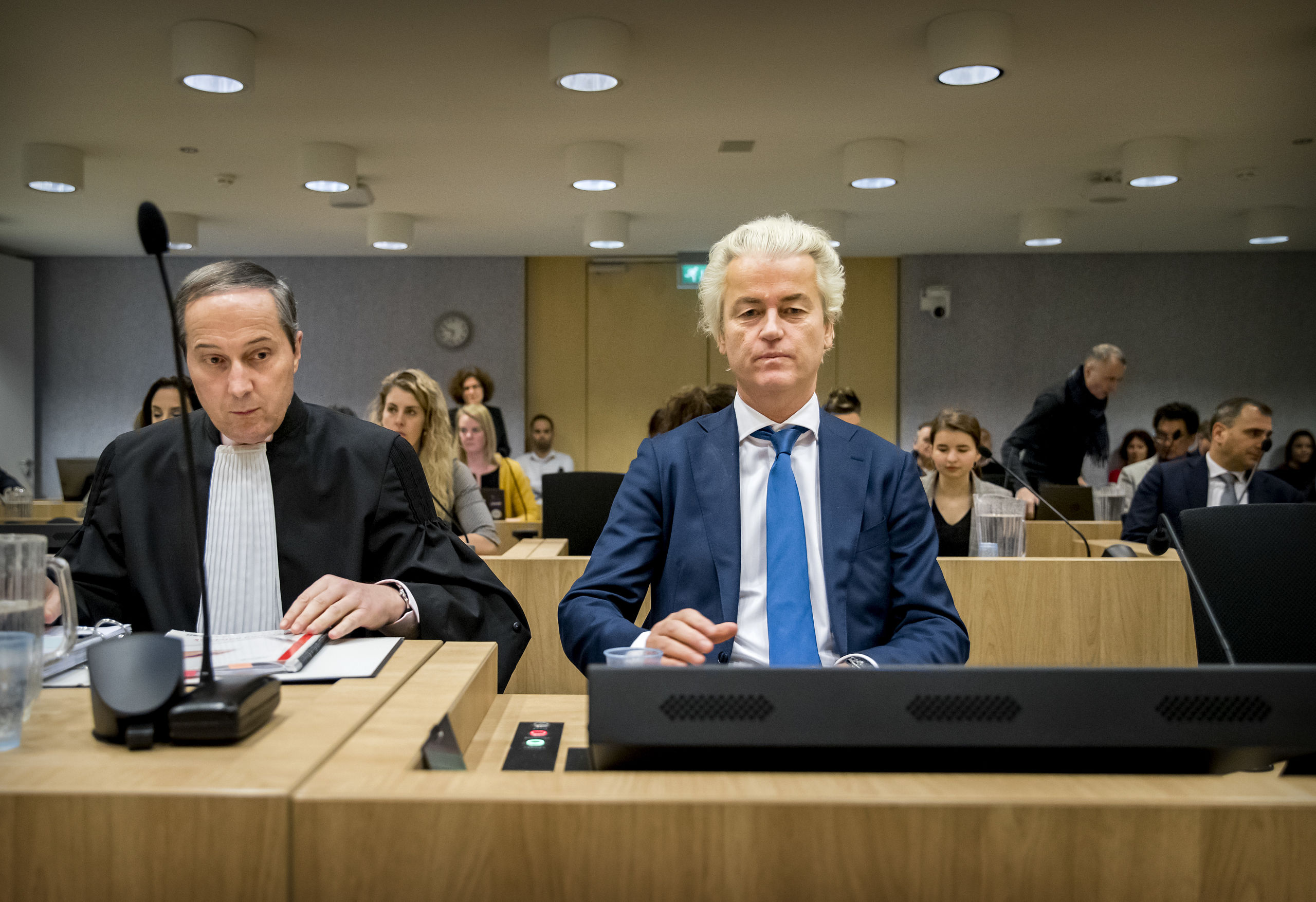 De PVV-frontman Geert Wilders met zijn advocaat Geert-Jan Knoops