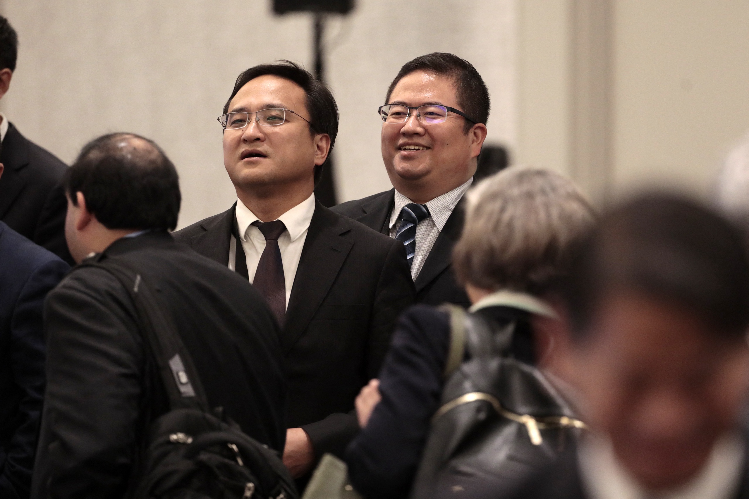 China en Zuid-Korea hebben afgesproken om de dialoog en samenwerking op het gebied van chips en halfgeleiders te versterken. Dat meldt Reuters. Een belangrijke stap 'in tijden van globale zorg over chiptekorten, sancties en nationale veiligheid', aldus de Chinese minister van Handel Wang Wentao.