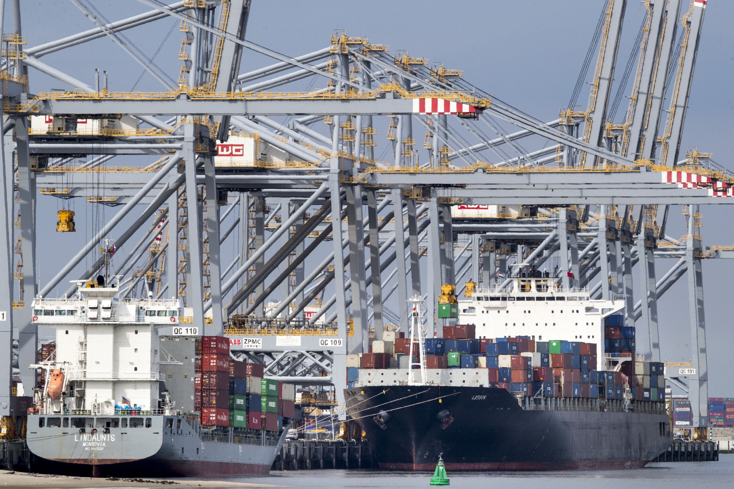 Containerschepen bij de containerterminal van Rotterdam