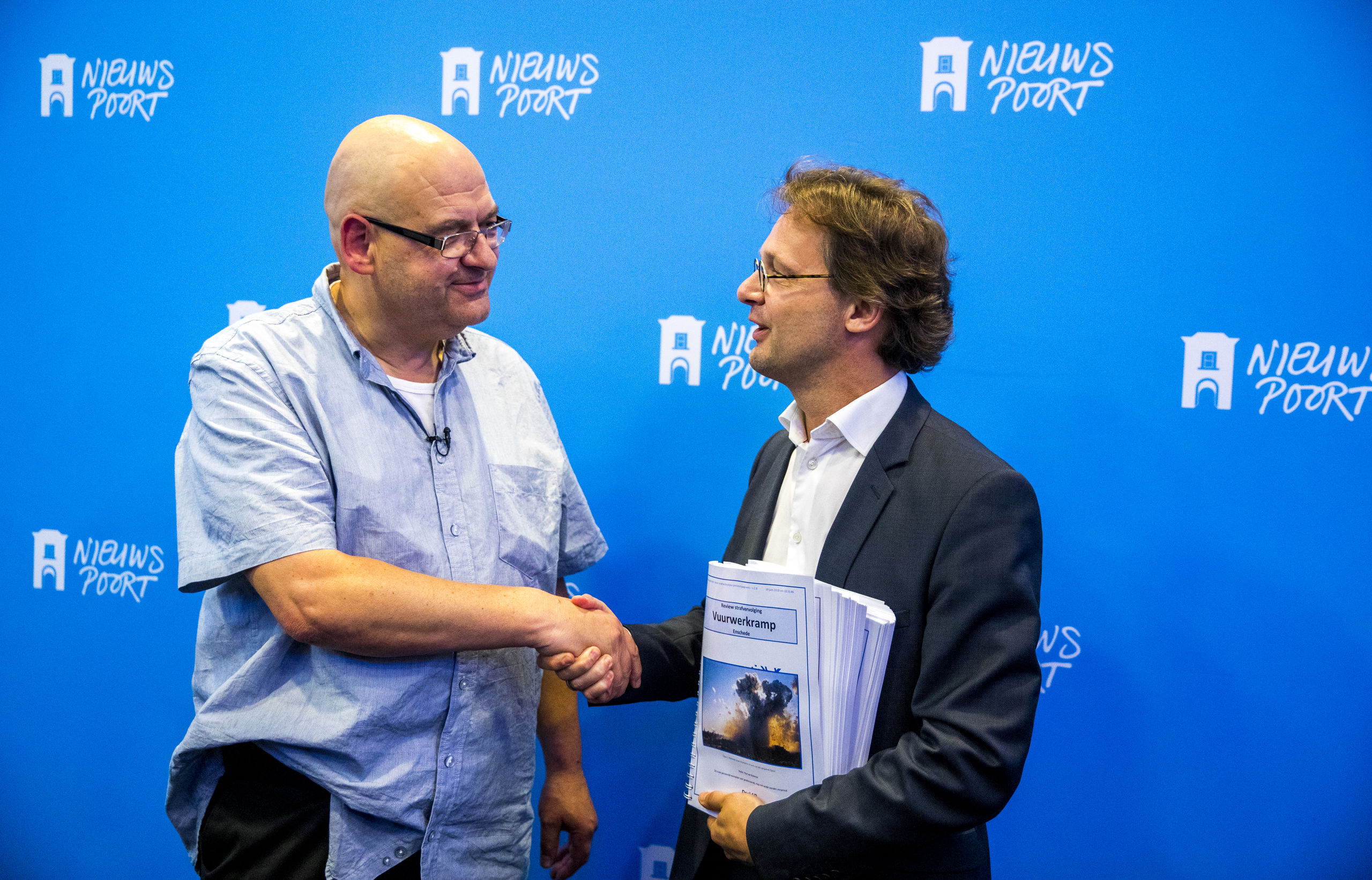 Van Buitenen overhandigt het rapport aan SP-Kamerlid Ronald van Raak.