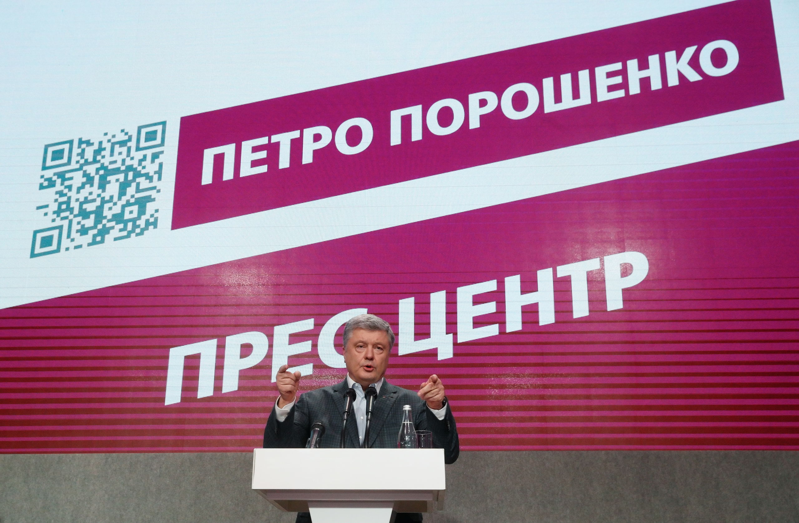 Petro Porosjenko geeft een speech na het sluiten van de stembussen.