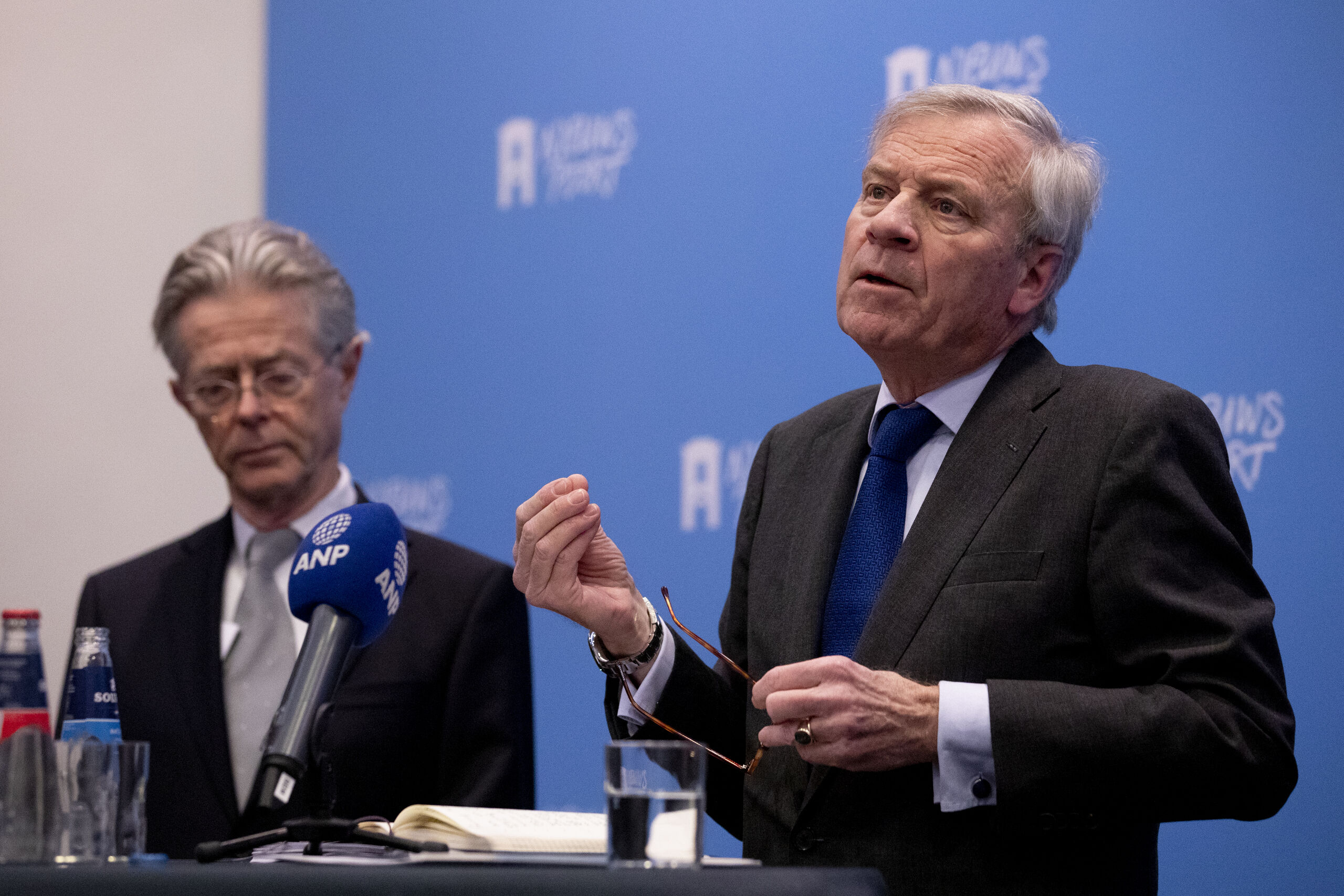 DEN HAAG - Jaap de Hoop Scheffer (voorzitter Adviesraad Internationale Vraagstukken (AIV) en Joris Voorhoeve tijdens een eerdere persconferentie over de aanbevelingen van de AIV.