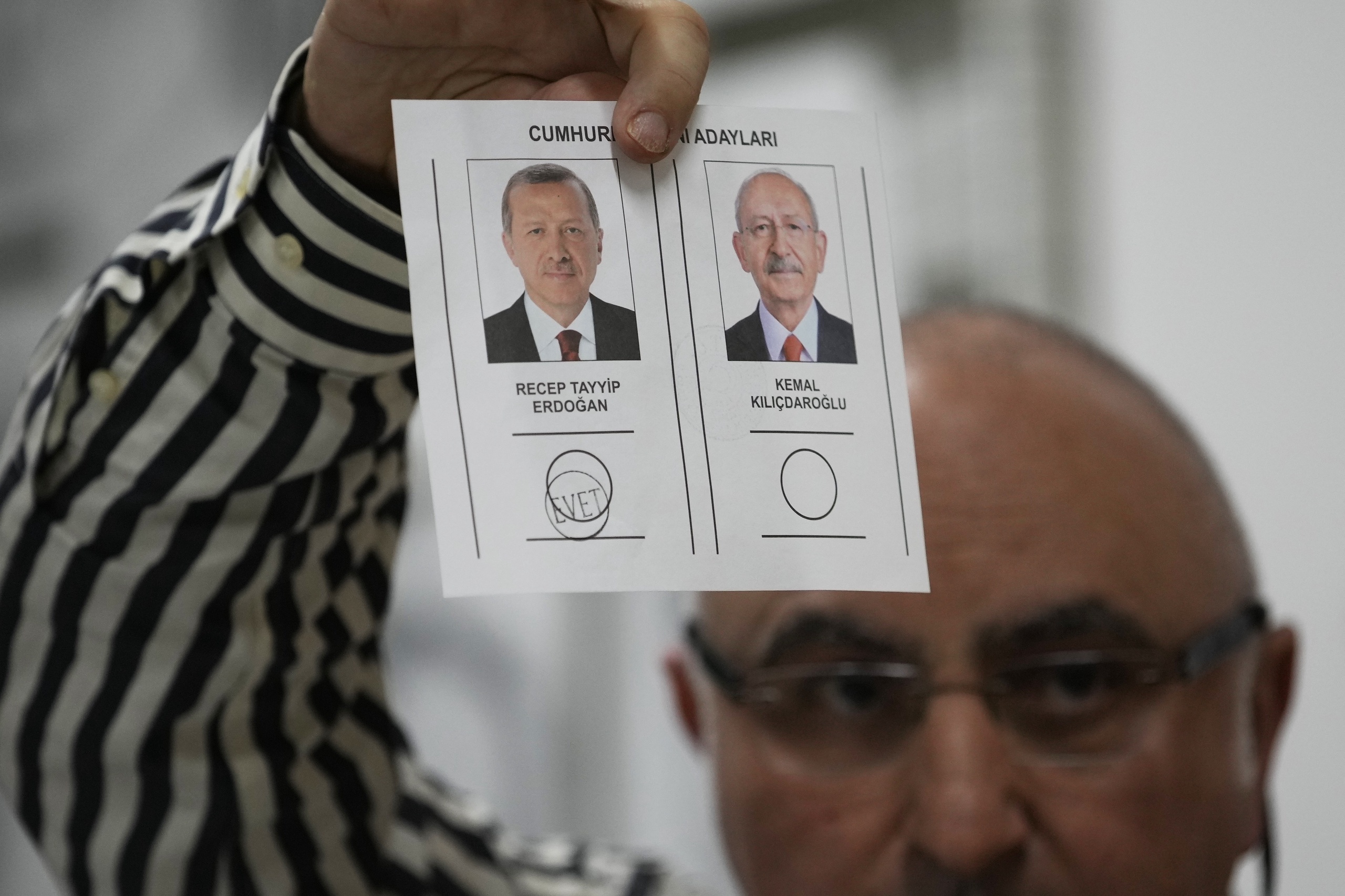 Recep Tayyip Erdogan heeft de Turkse presidentsverkiezingen gewonnen, melden staatsmedia op basis van de eerste uitslagen. Na het tellen van meer dan 40 procent van de stemmen leidt Erdogan met ruim 56 procent, aldus persbureau Anadolu. Volgens de zender NTV stond Erdogan op 58 procent na telling van ruim 35 procent van de stemmen.