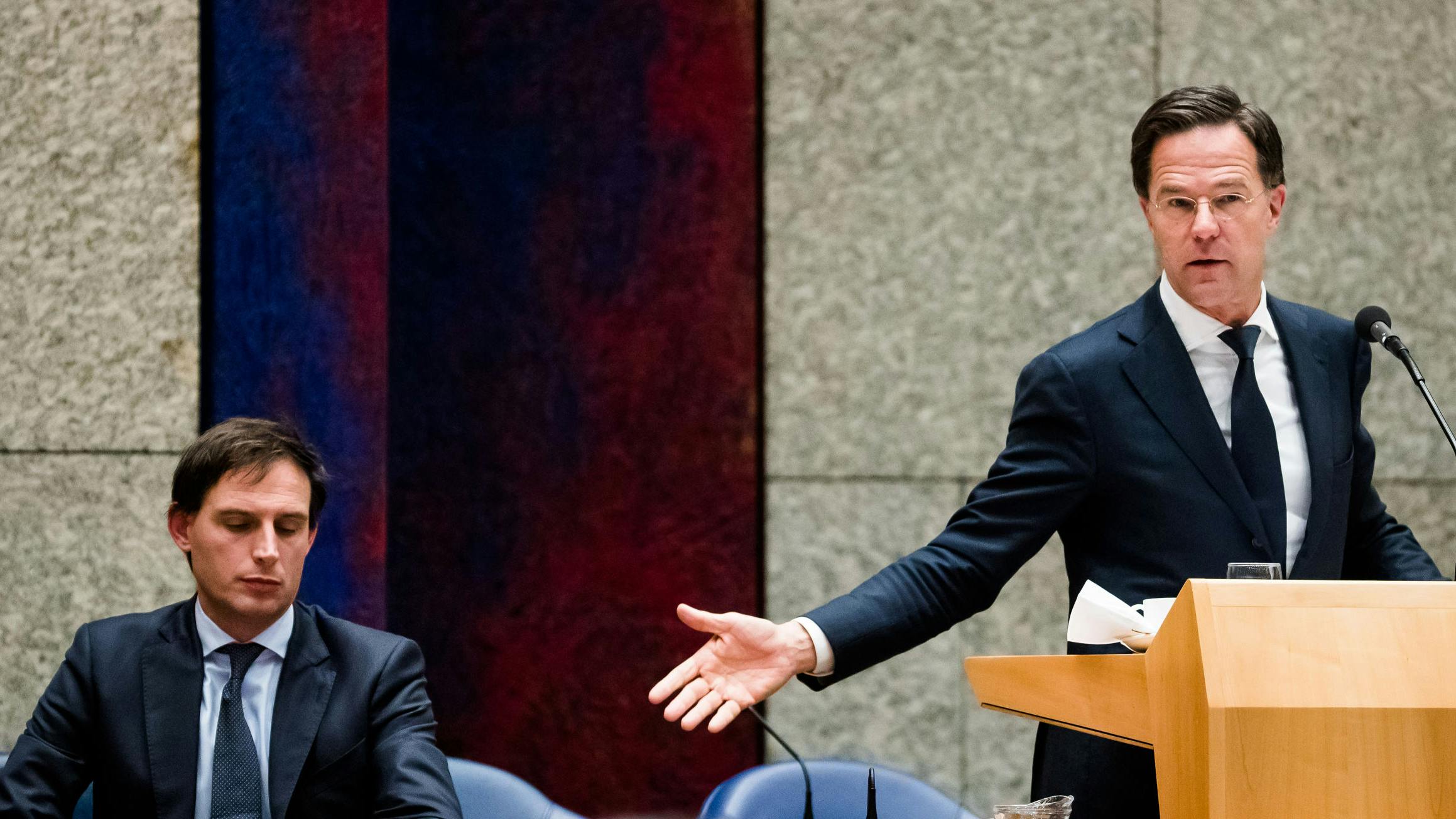 Minister Wopke Hoekstra van Financiën (CDA) en Premier Mark Rutte tijdens een debat met de Kamer over reorganisatie van de Belastingdienst.