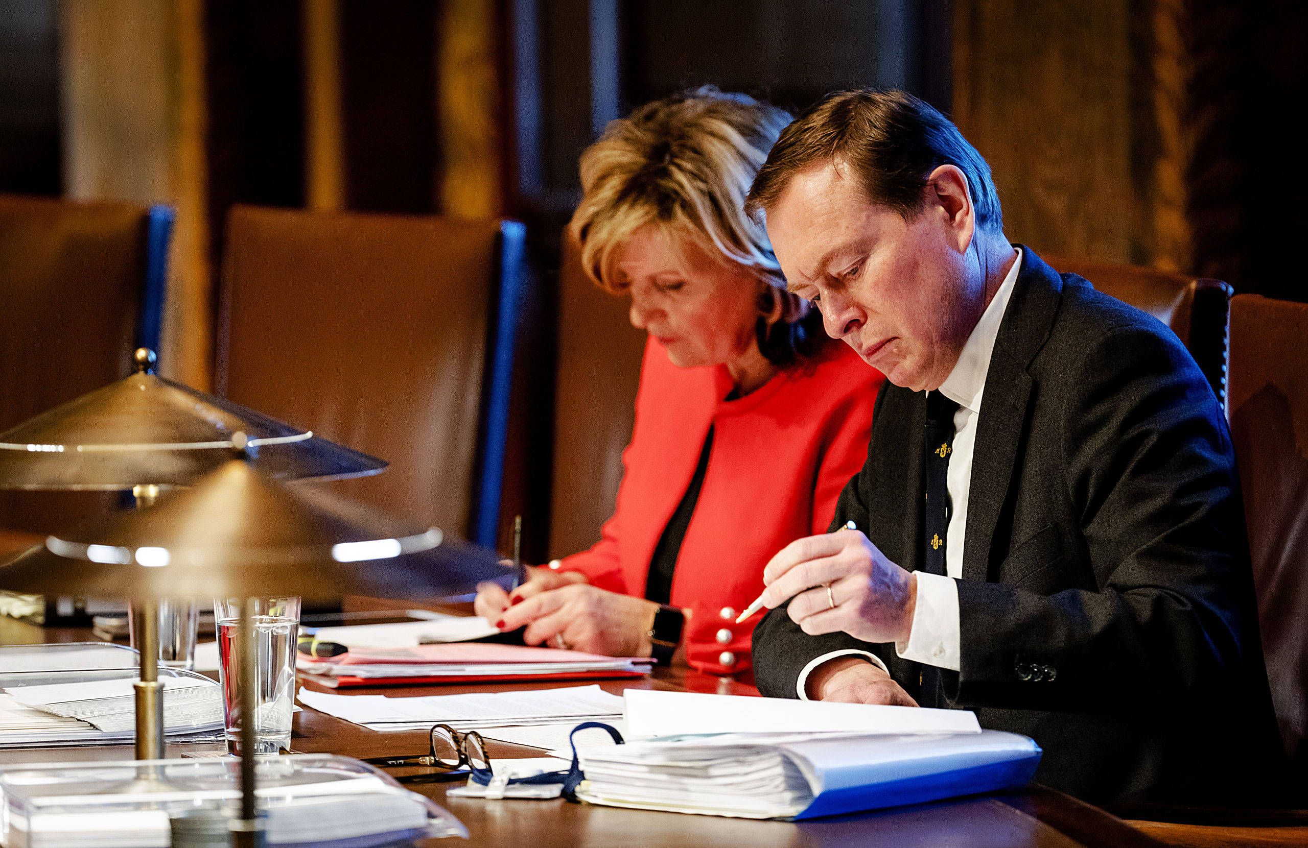 Minister Bruno Bruins (r) van Medische Zorg en Sport en Pia Dijkstra (D66) in de Eerste Kamer tijdens de voortzetting van het debat over het voorstel actief donorregistratiesysteem.