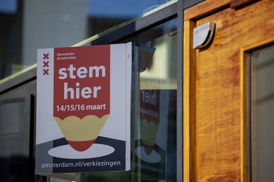 Een stemlocatie van de gemeente Amsterdam, in aanloop naar de gemeenteraadsverkiezingen.