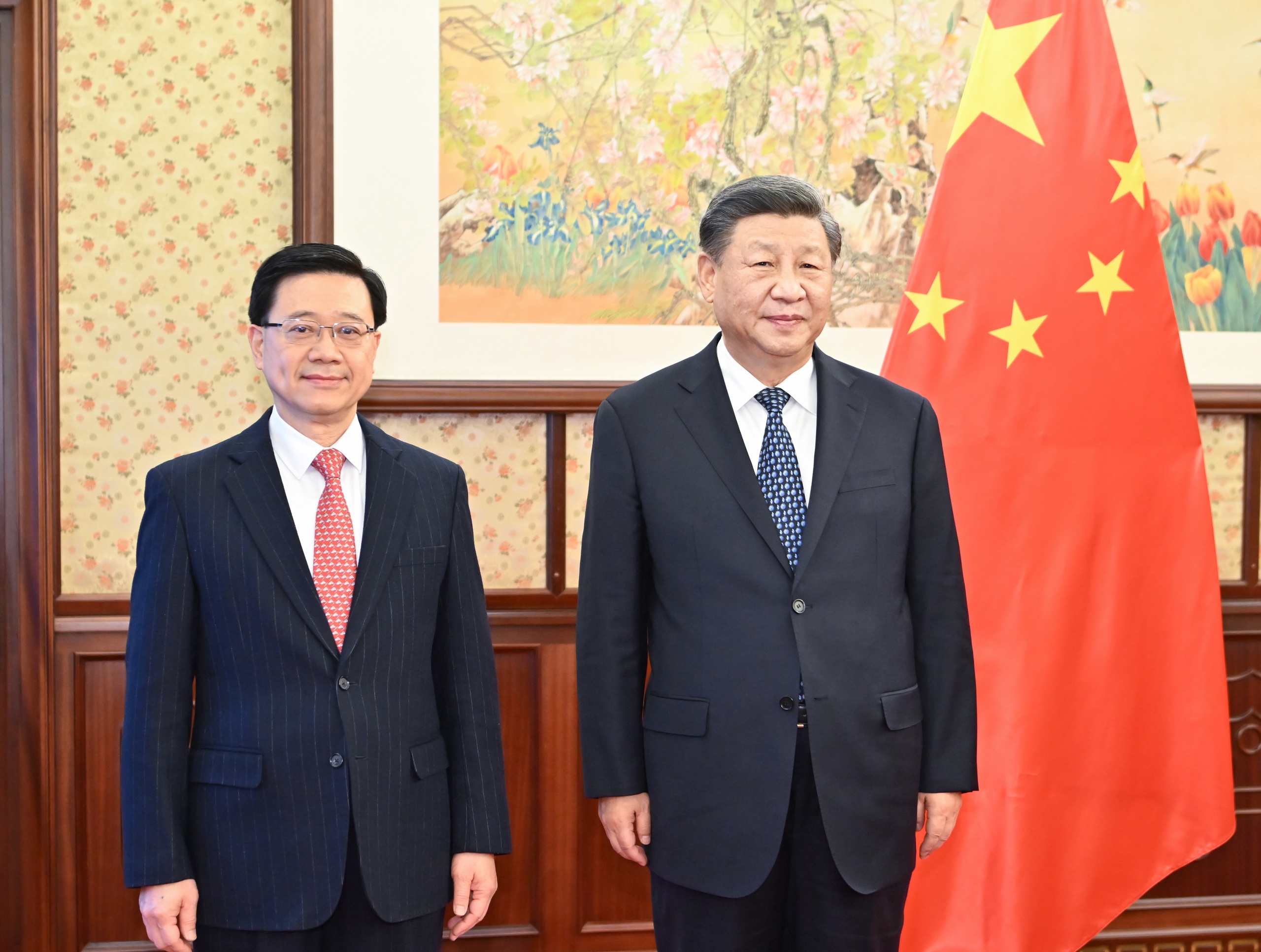 De leider van Hong Kong,  John Lee (links), staat bekend als pro-Beijing.