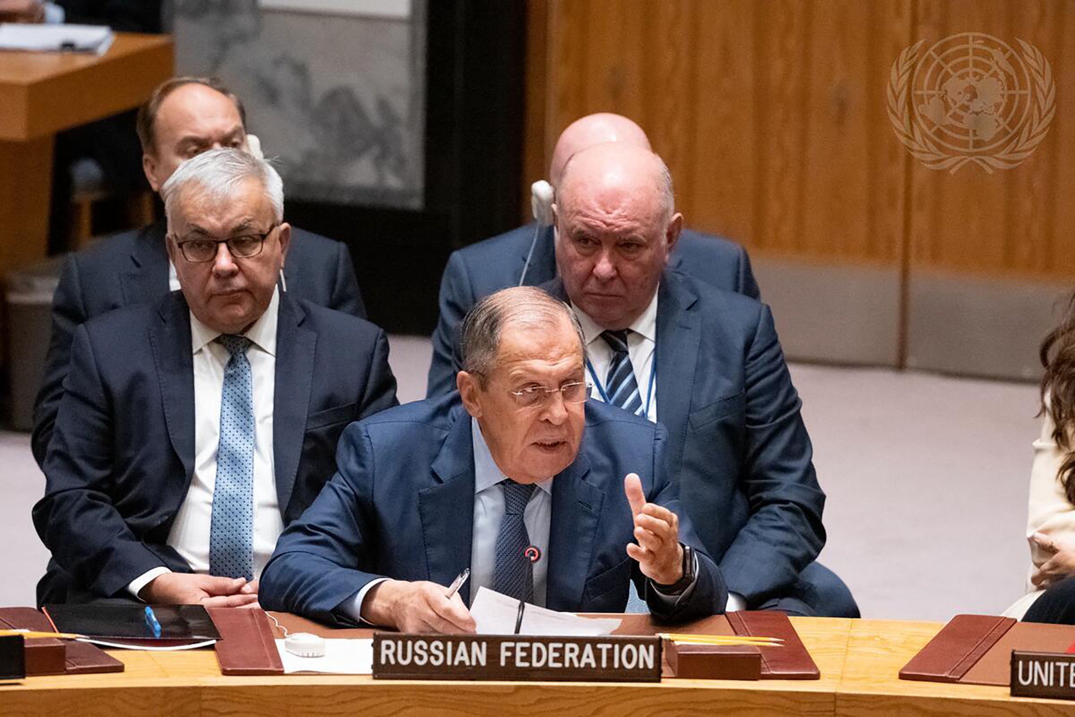 De Russische minister van Buitenlandse Zaken Sergei Lavrov spreekt de Veiligheidsraad toe. De Oekraïense minister van Buitenlandse Zaken wil dat de VN-lidstaten Rusland uit de VN-Veiligheidsraad weren. Rusland is echter permanent lid van de Raad en heeft een vetorecht. Dat gaat dus niet gebeuren, zegt BNR's buitenlandcommentator Bernard Hammelburg.