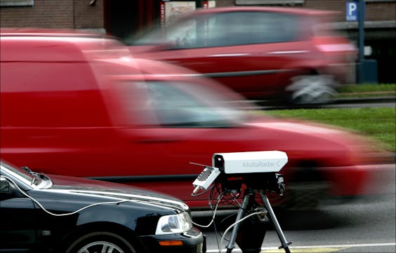De politie van Rotterdam gebruikt nieuwe digitale flitsers om snelheid overtreders te bekeuren.