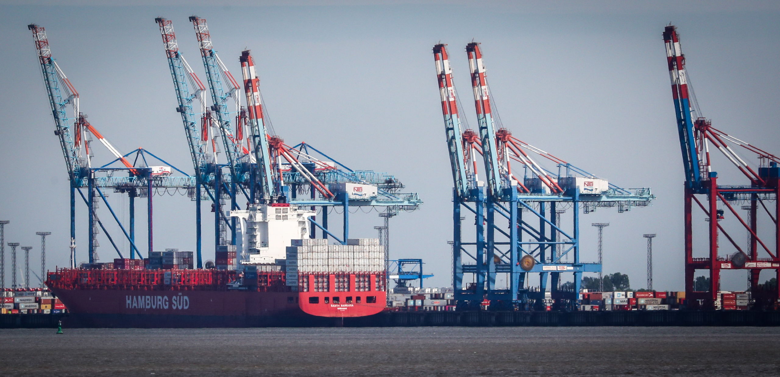 Een containerschip in de haven