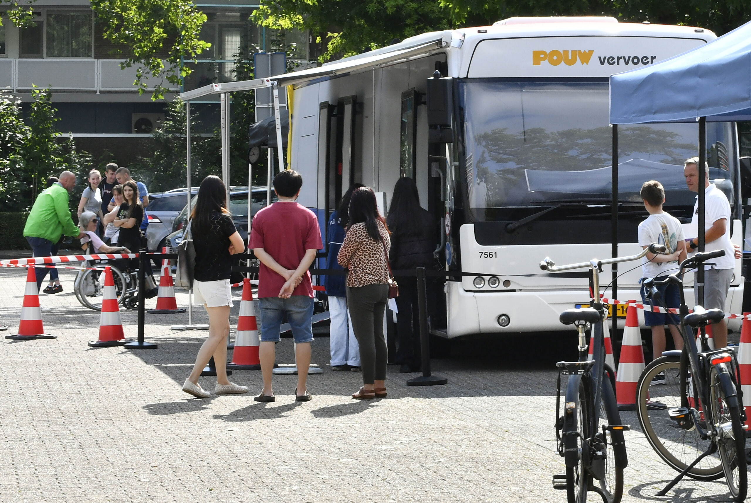 De GGD zet in Breda een vaccinatiebus in om het mensen makkelijker te maken om een vaccinatie te laten zetten.