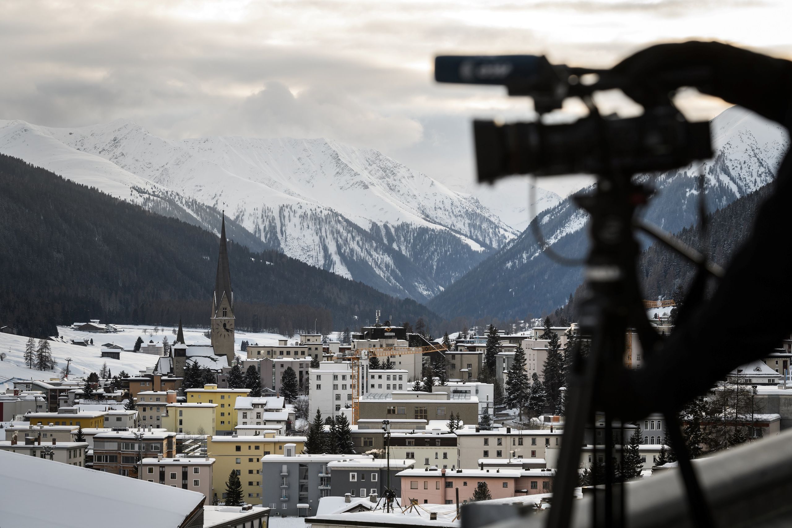 Een tv-ploeg staat in Davos voor WEF 