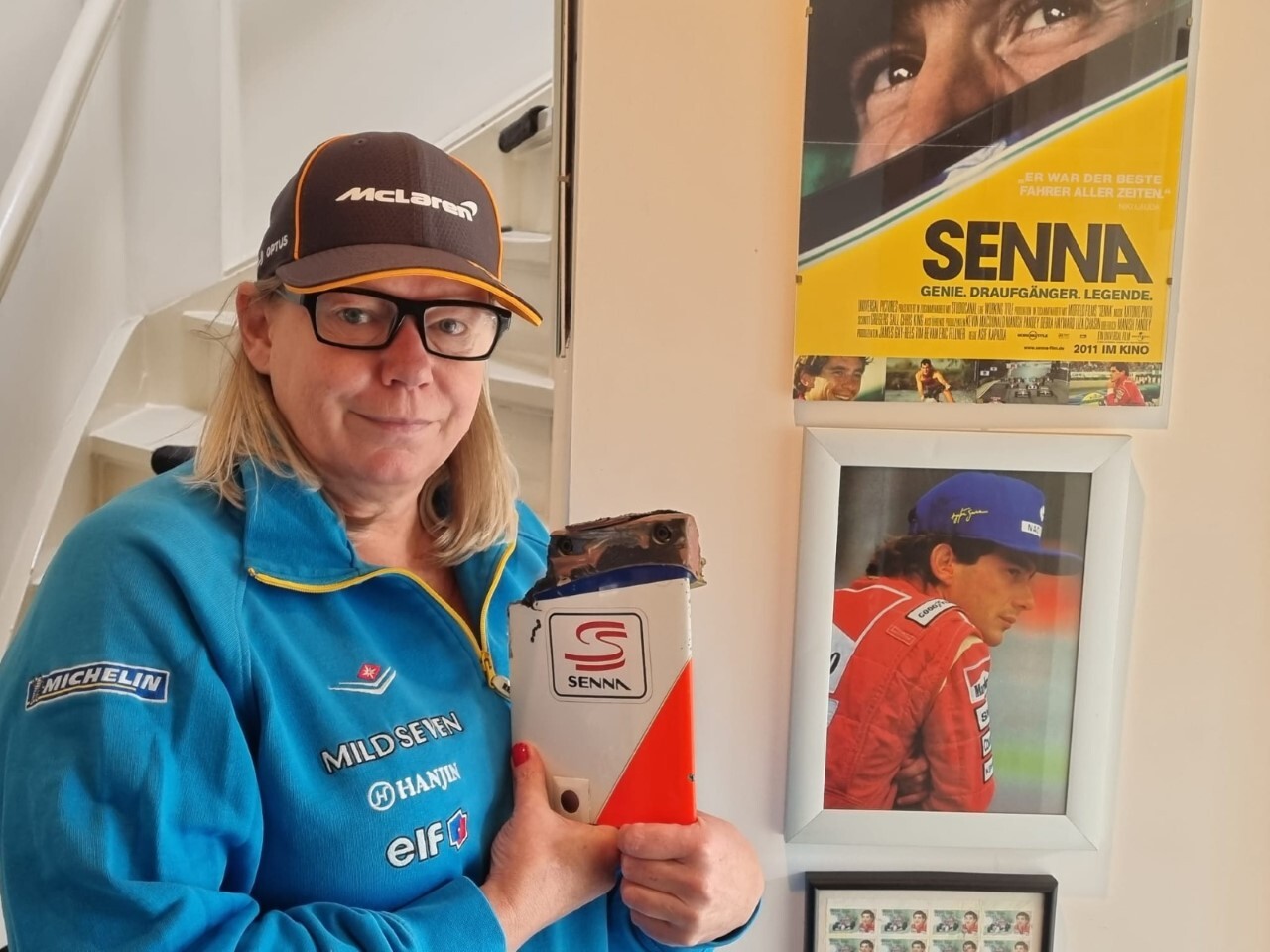 Annick van der Leeuw met haar mooiste Formule 1-trofee: een wrakstuk van de auto van Williams-coureur Damon Hill die crashte op het circuit van Nürburgring in 1995.
