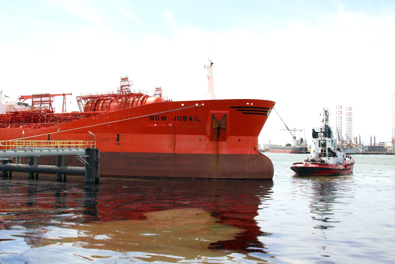 Zeeschip Bow Jubail lekte 200 ton stookolie in de Derde Petroleumhaven in het Botlek-gebied in Rotterdam.