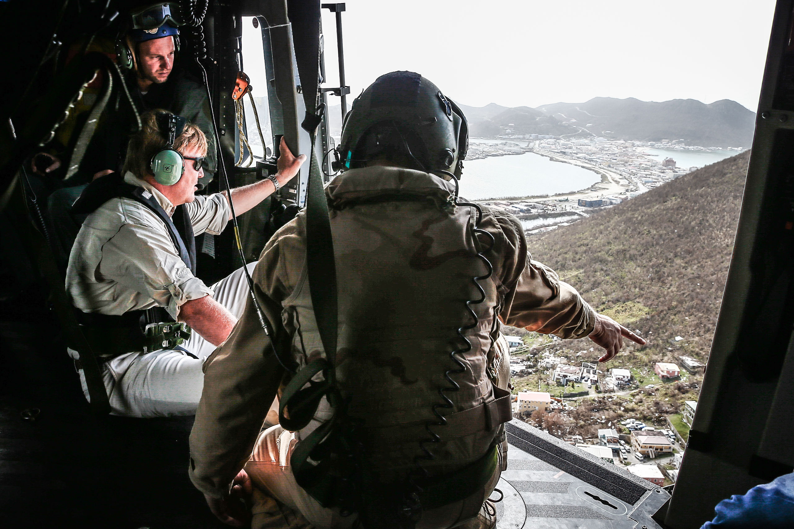 Koning Willem-Alexander vliegt over Sint-Maarten onderweg naar Saba.