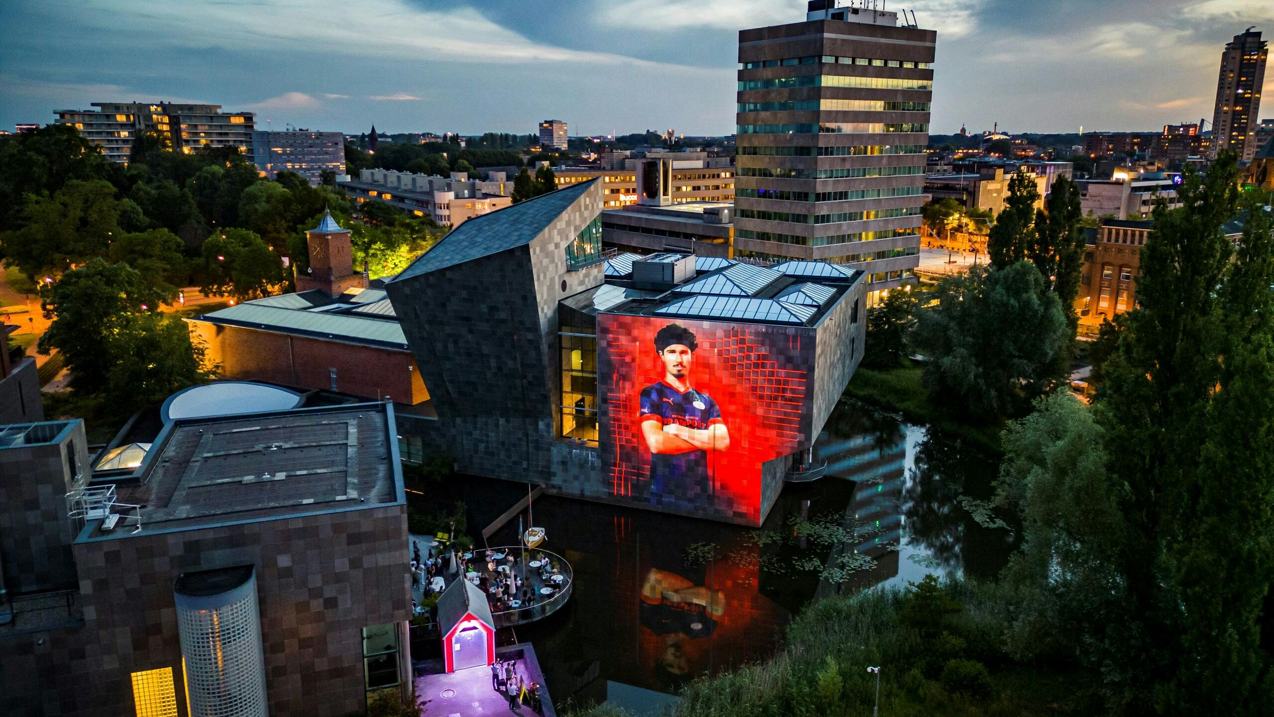 The new PSV away jersey was presented at the Van Abbemuseum on Thursday night. Parts of the presentation are converted to NFTs.