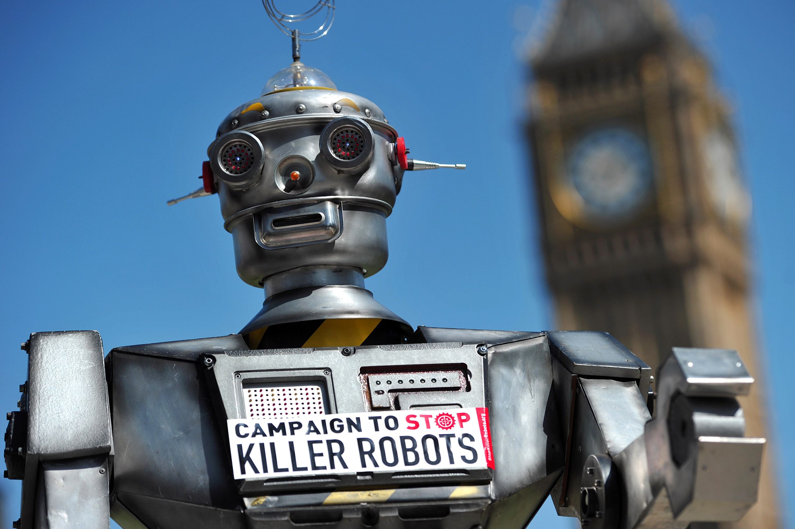 Een nep-killer robot bij een demonstratie in 2013