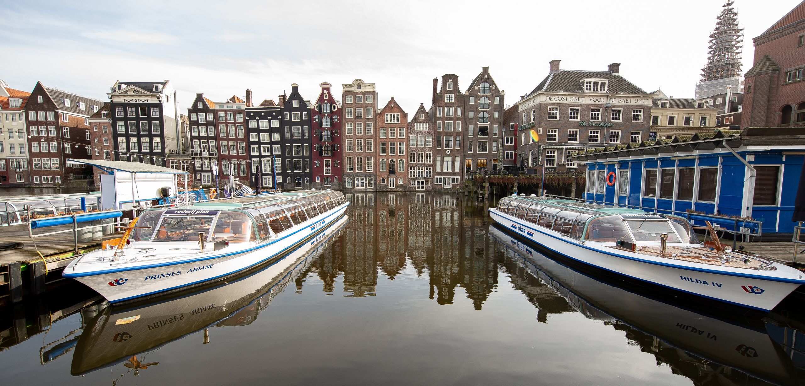 Lege rondvaartboten in Amsterdam. 