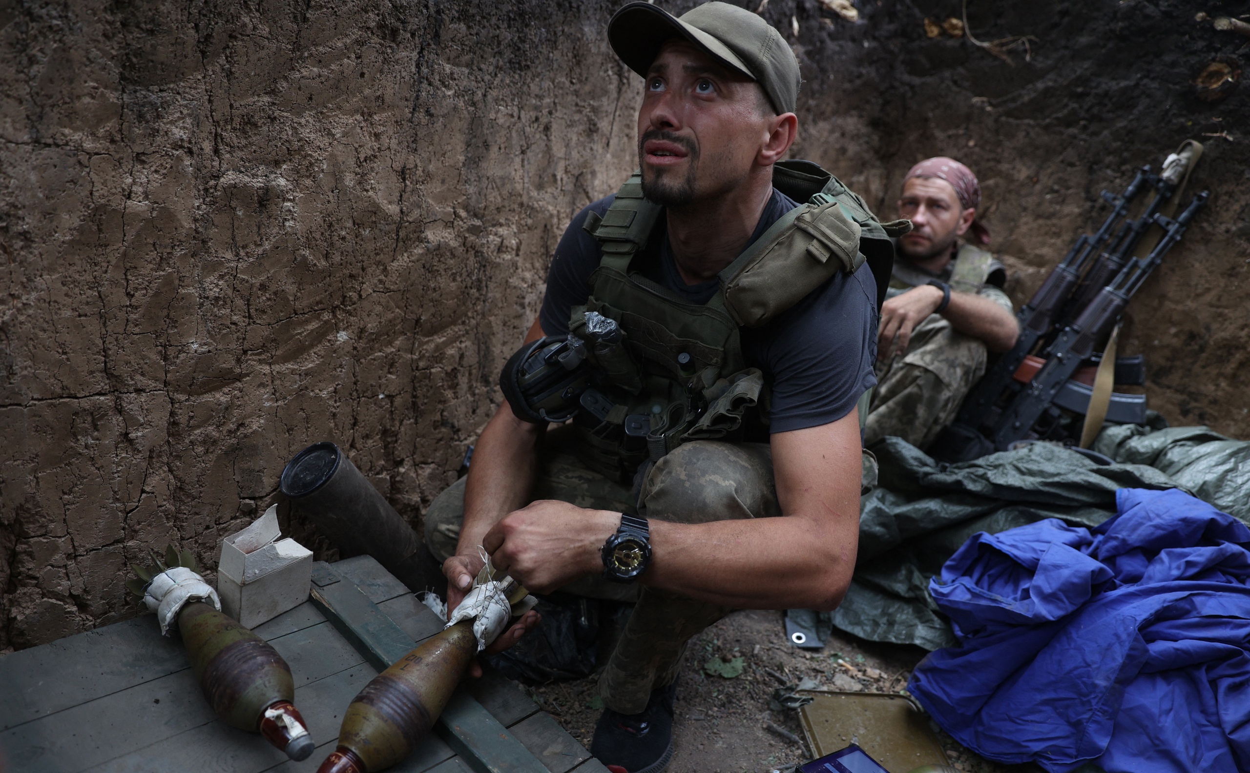 Langs de frontlinie prepareert een Oekraïense soldaat mortieren om af te schieten.
